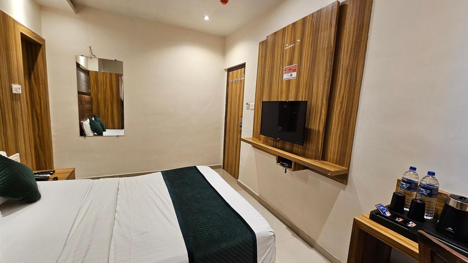 Hotel Bkc Garden - Near Us Embassy Bkc