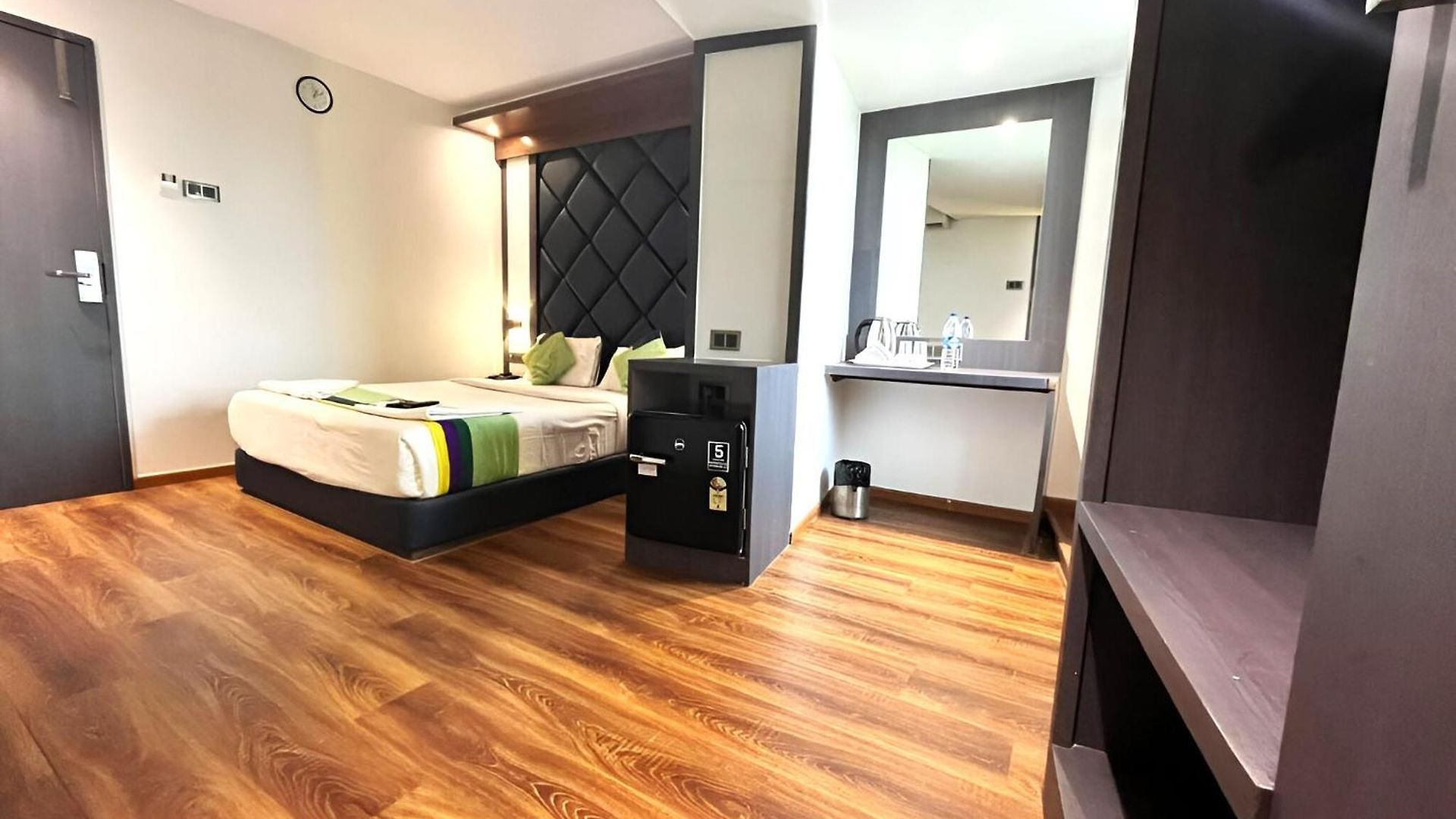 Glitz The Pacific - Nr Solitaire Corporate Park Guest house