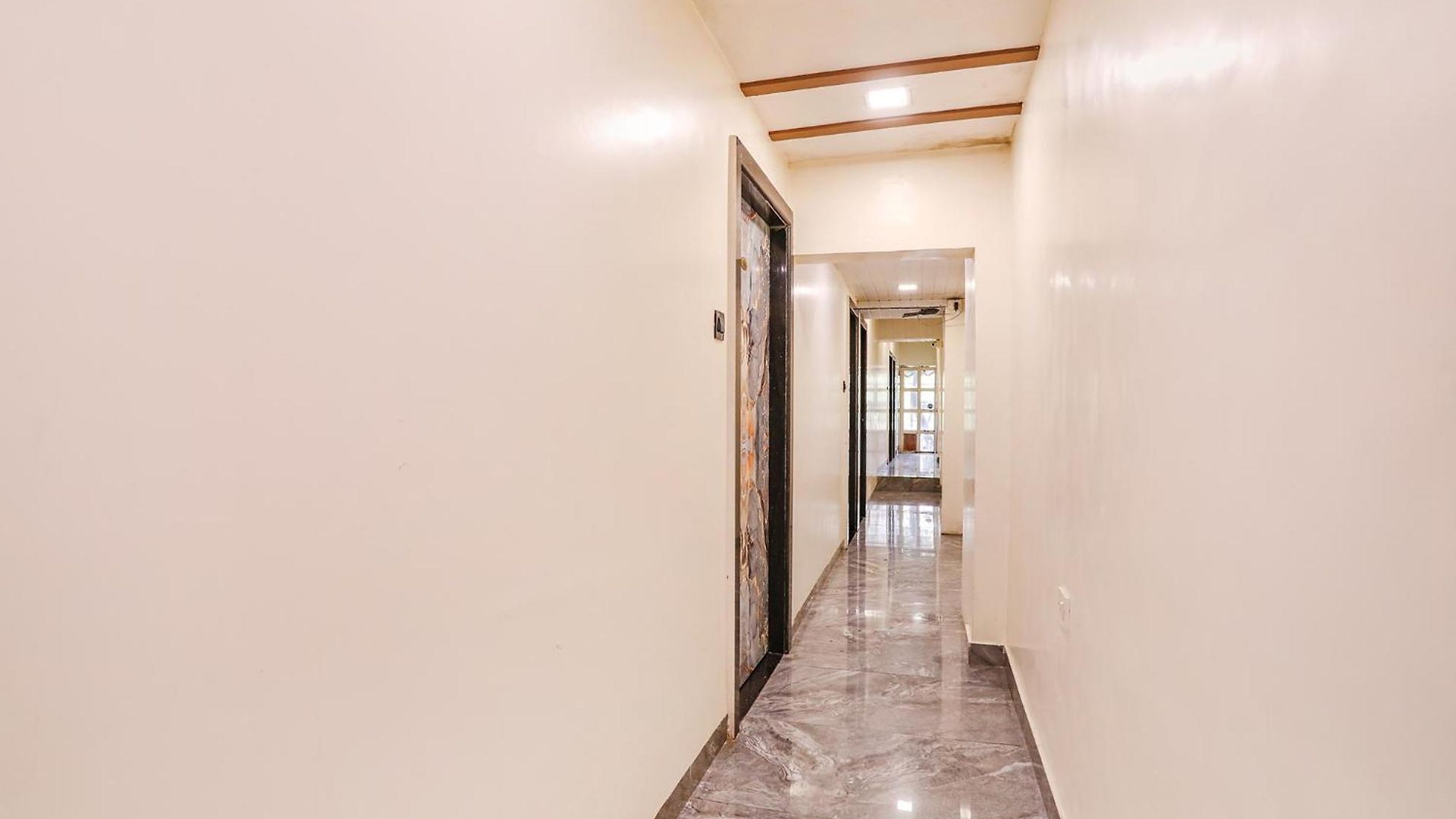 Hotel Fabexpress Versova Residency - Nr Kokilaben Hospital Mumbai