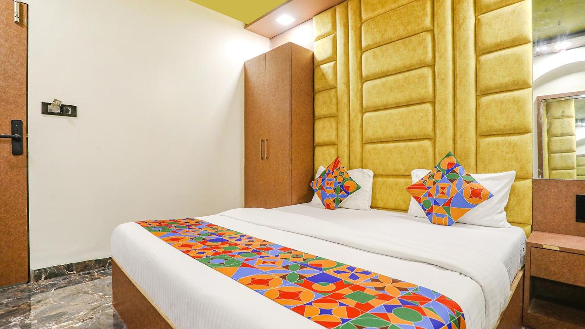 Fabexpress Versova Residency - Nr Kokilaben Hospital