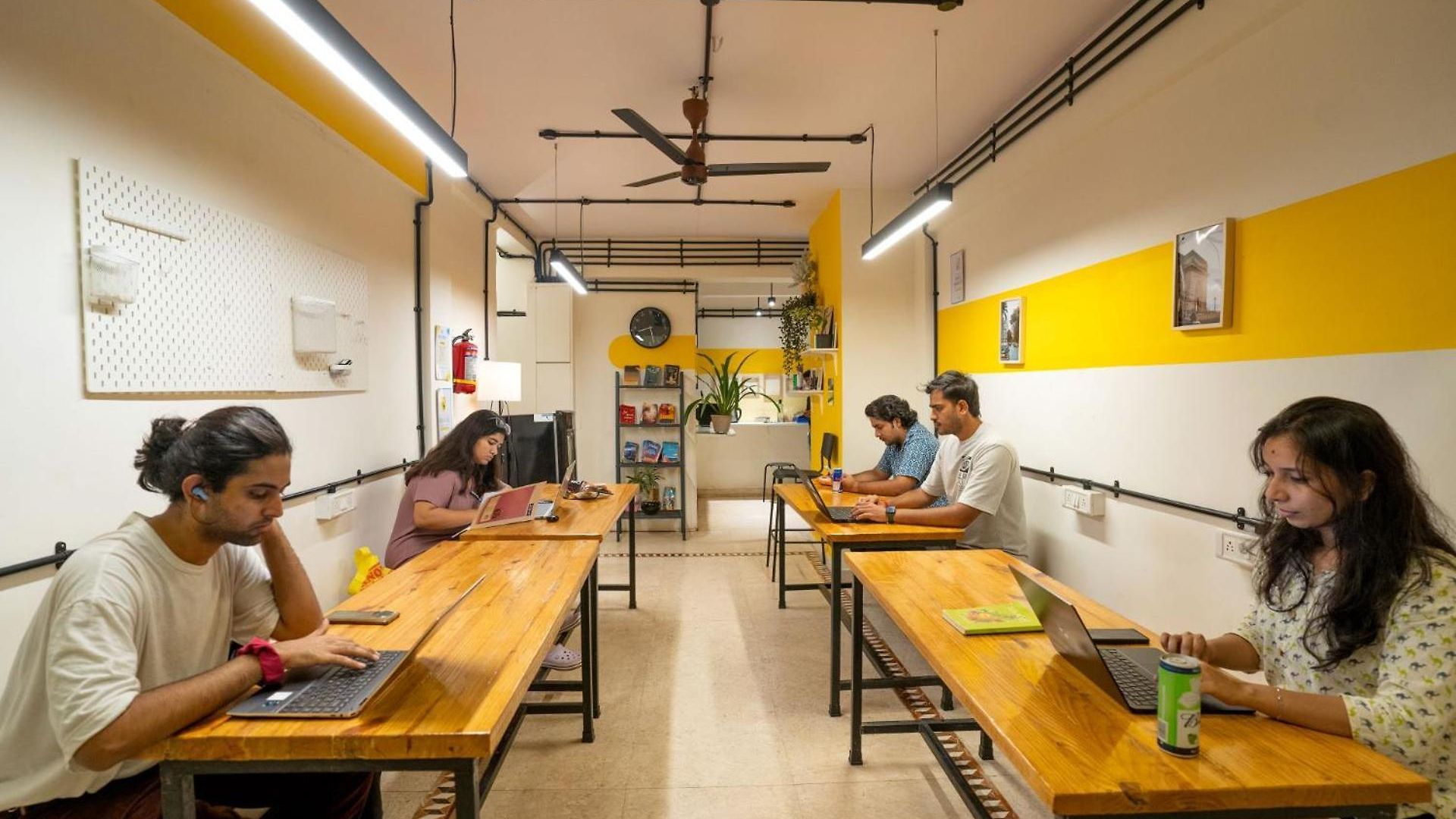 Locomo Hostel Express - Stay Work Eat Mumbai
