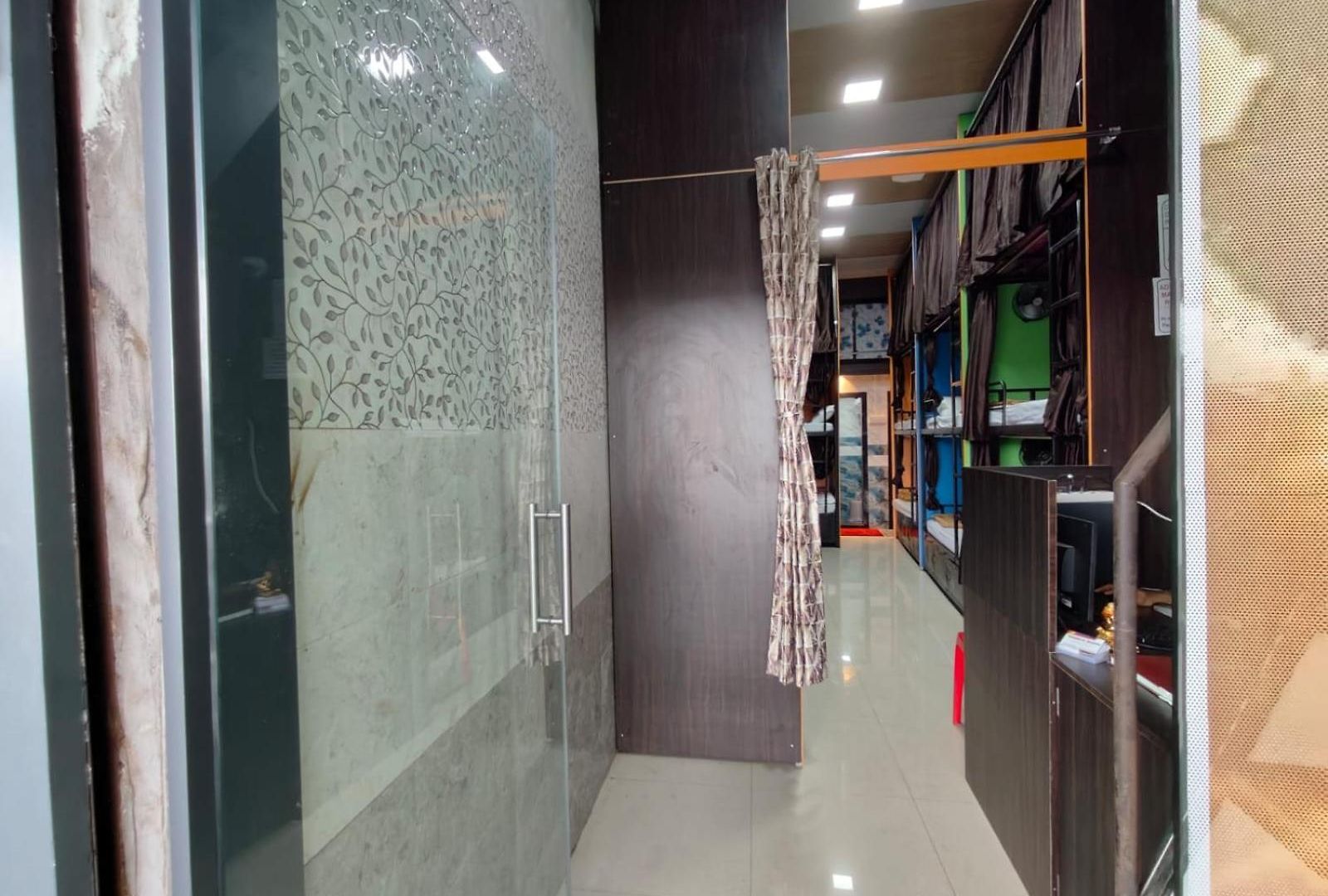 Hostel Rameshwar - Parle Highway *