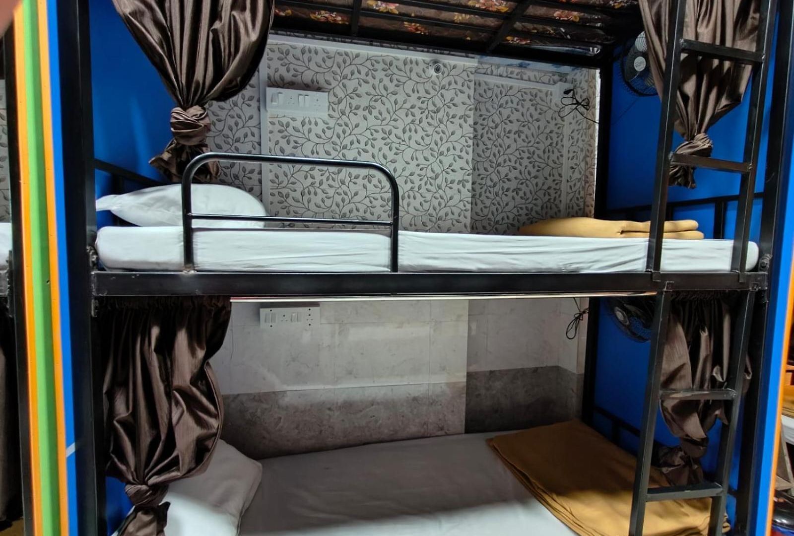 Hostel Rameshwar - Parle Highway *