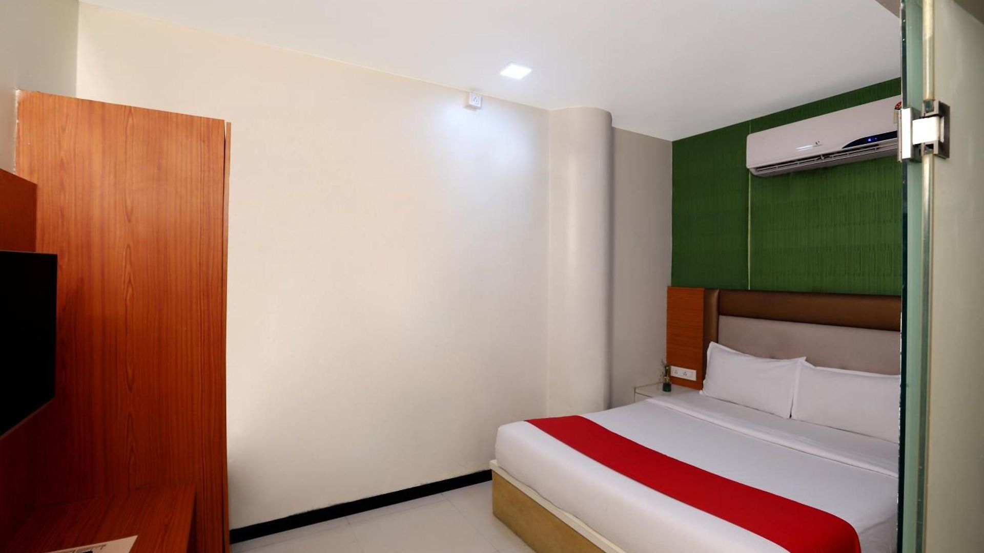 Elite Continental- Near International Airport Andheri East