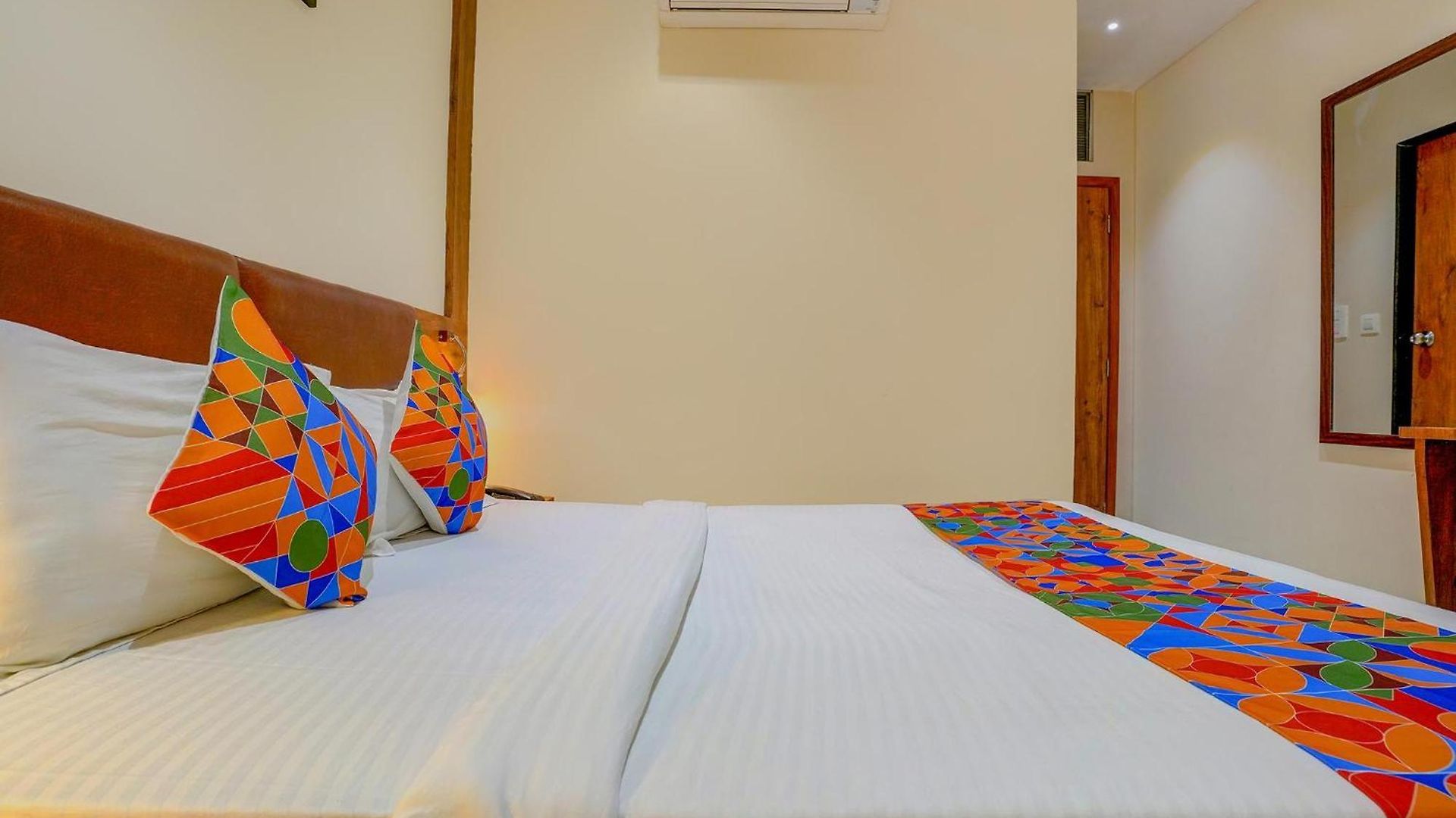 Hotel Fabexpress Colaba Grand - 700m From Gateway Of India Mumbai