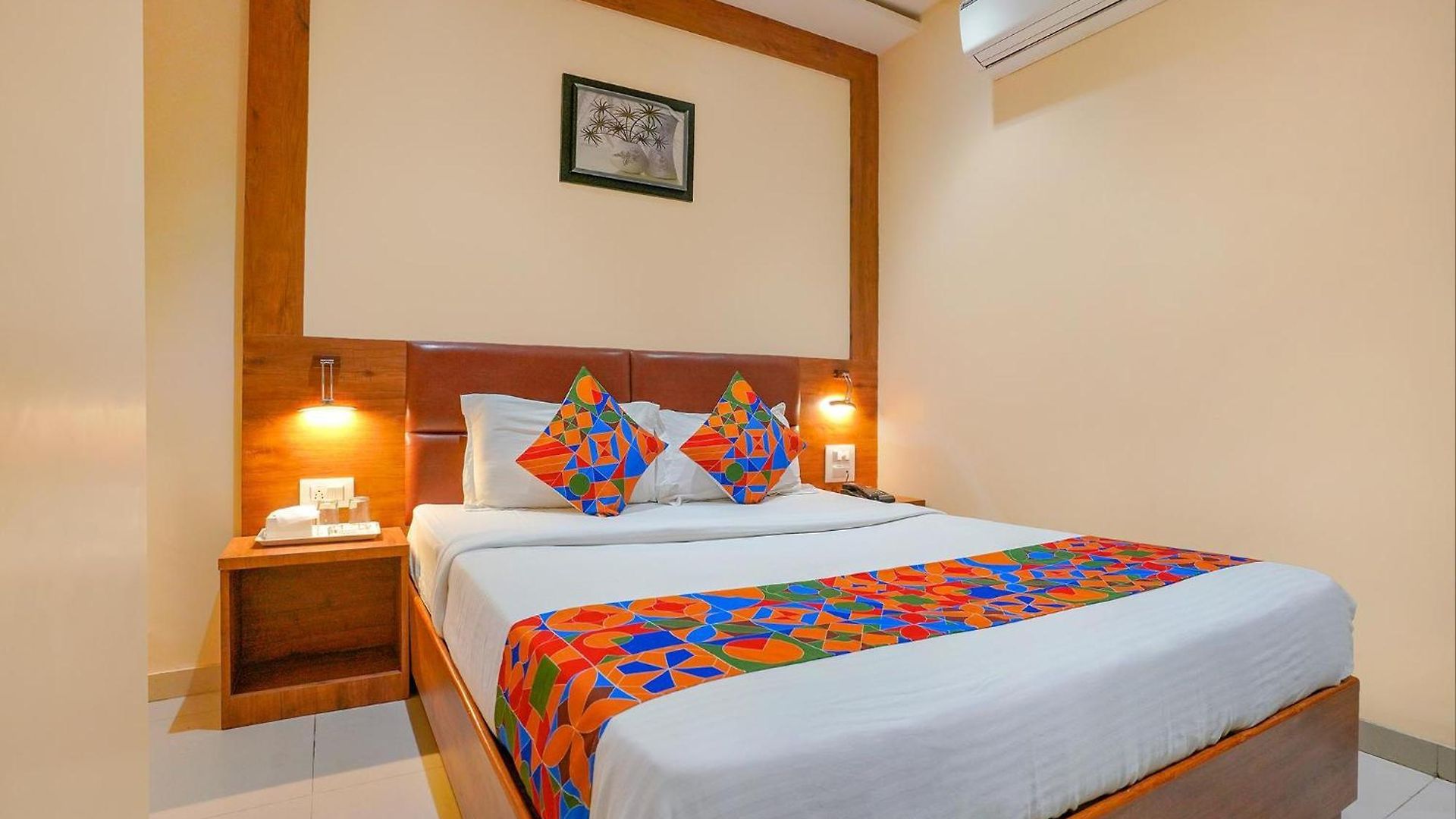 Hotel Fabexpress Colaba Grand - 700m From Gateway Of India Mumbai