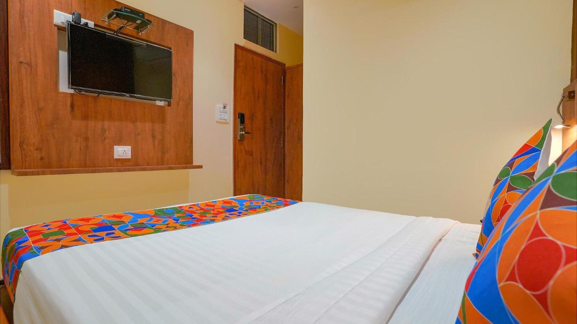 Hotel Fabexpress Colaba Grand - 700m From Gateway Of India Mumbai