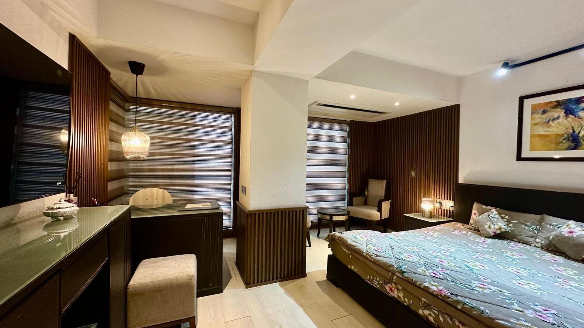 Hotel Om Metro Chandrakunj Mumbai