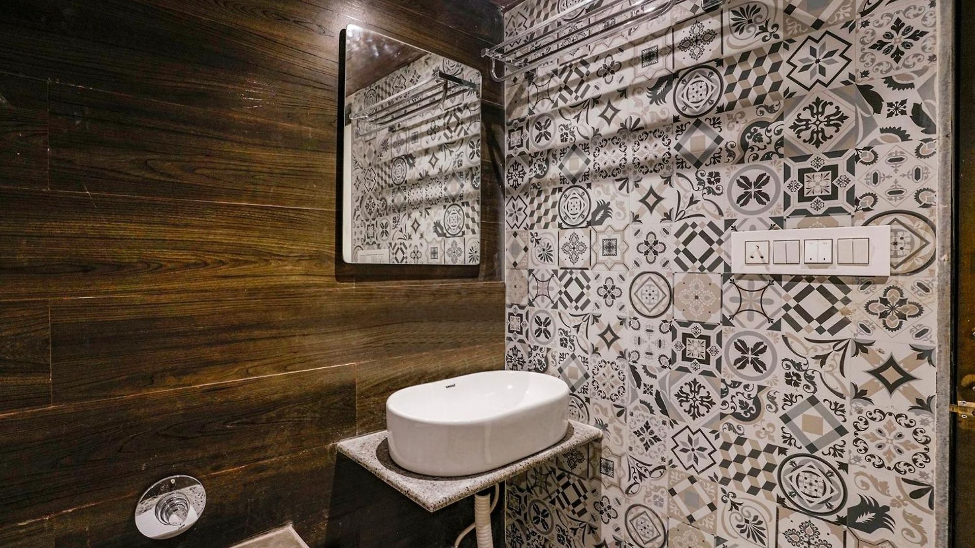 Fabhotel Peralz - Nr Boriwali Station Hotel *