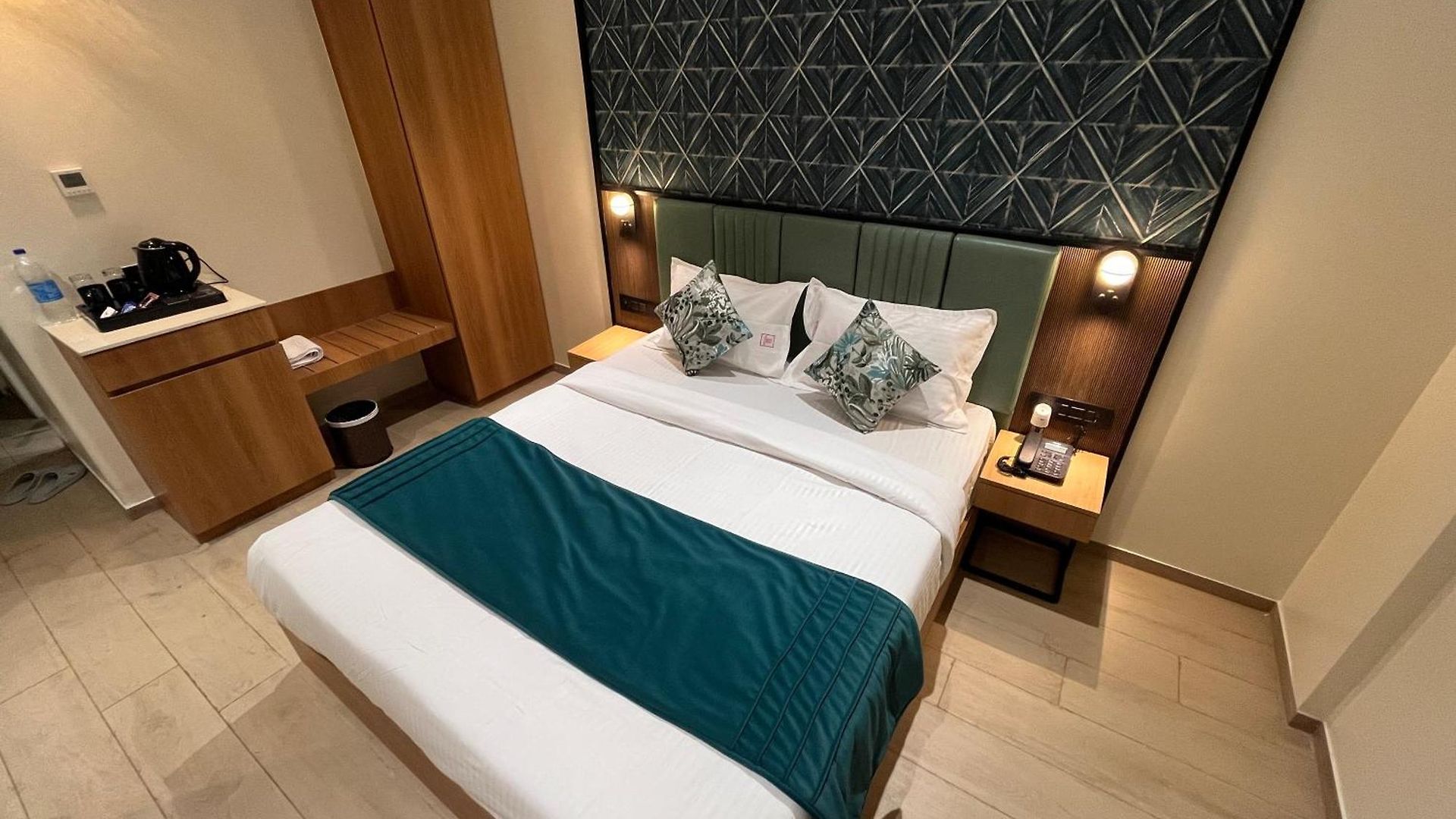 Hotel Esquire Near Bkc