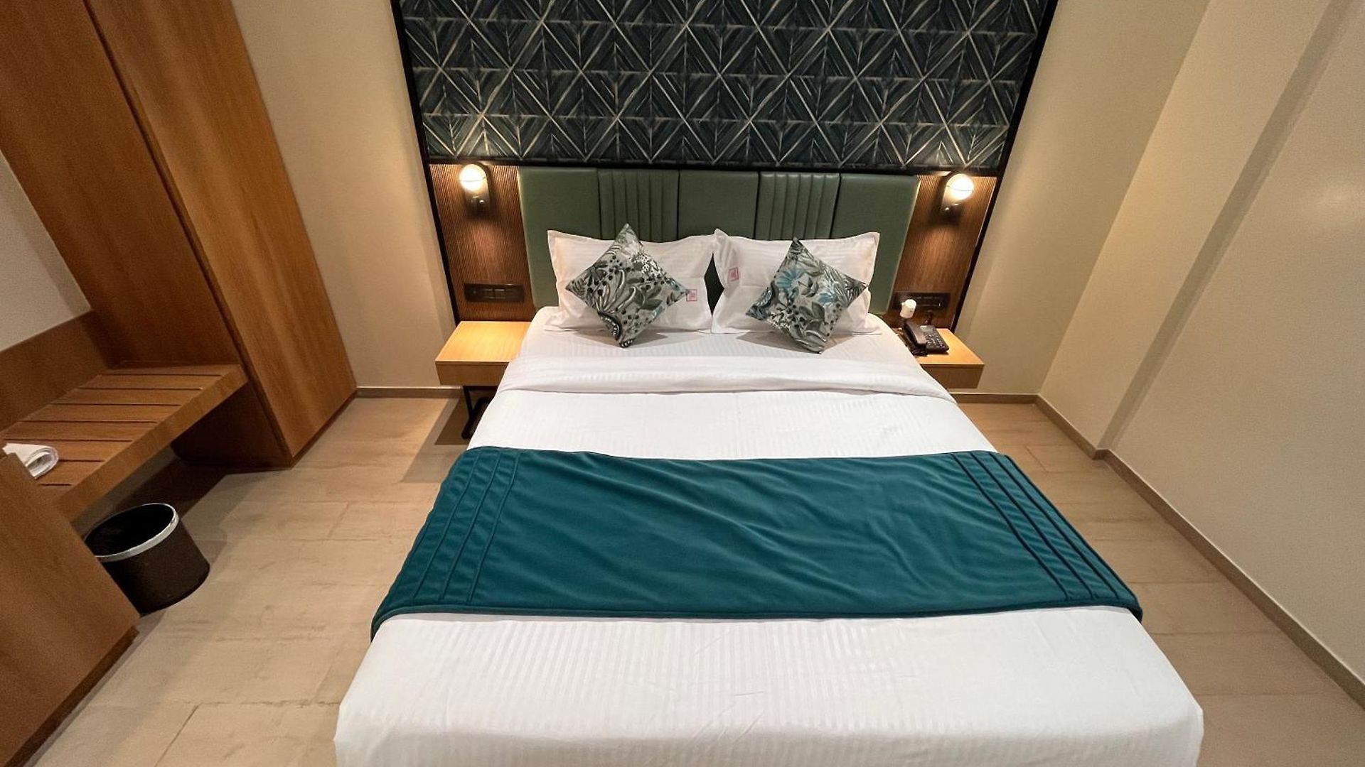 Hotel Esquire Near Bkc