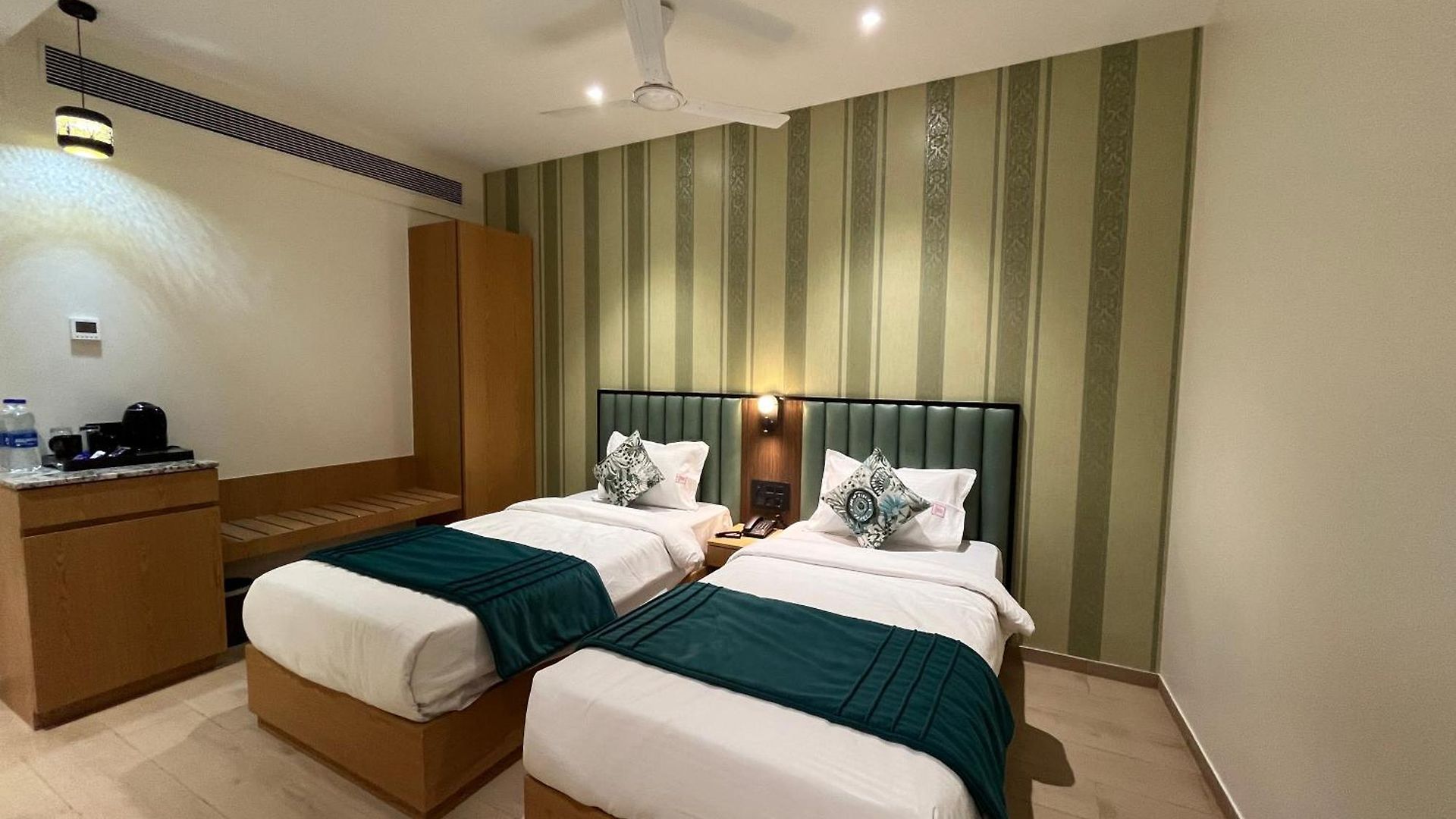 Hotel Esquire Near Bkc 3*