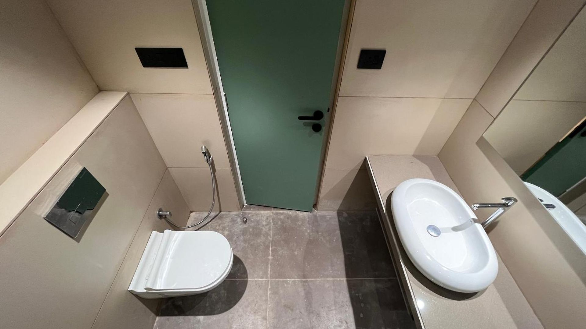Hotel Esquire Near Bkc