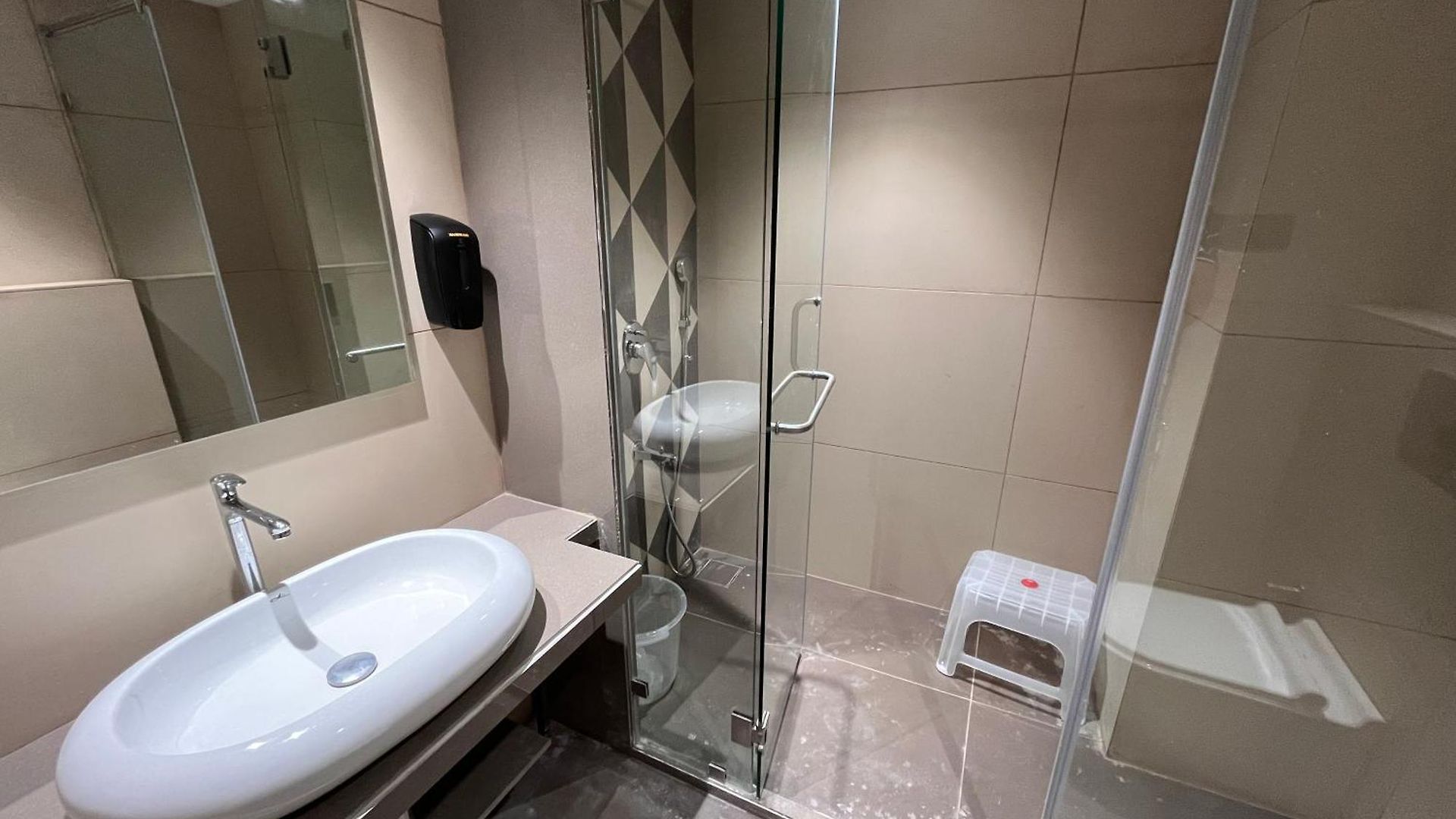 Hotel Esquire Near Bkc 3*
