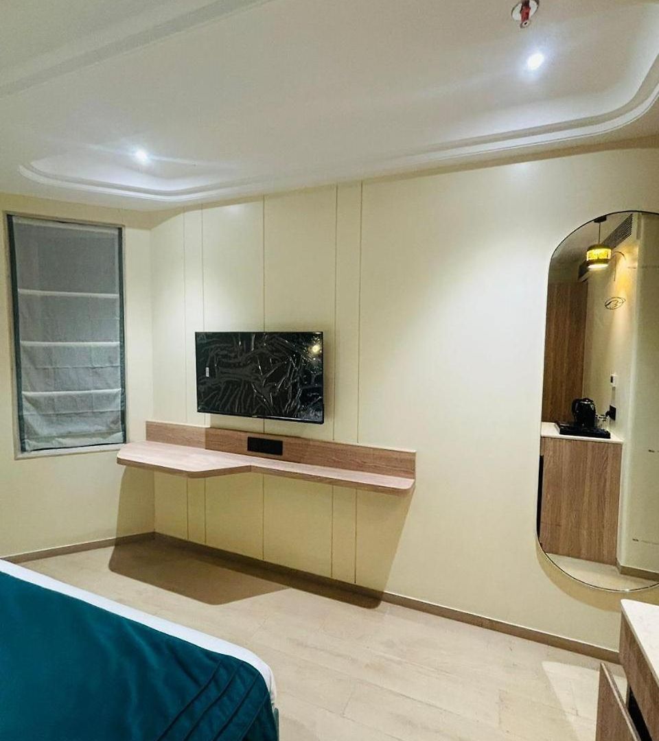 Hotel Esquire Near Bkc 3*