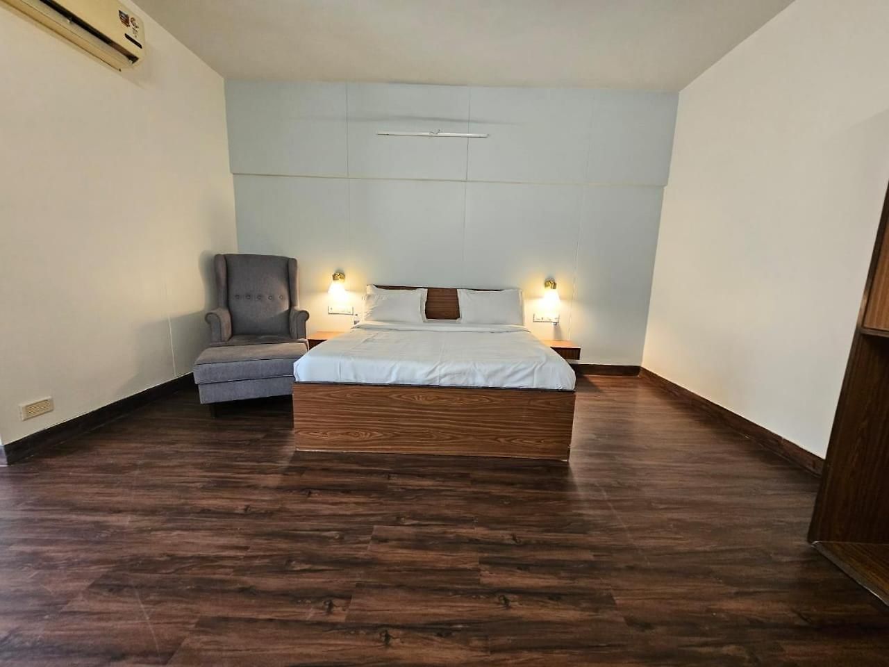 Country & By Turtle - Airport 4* Mumbai