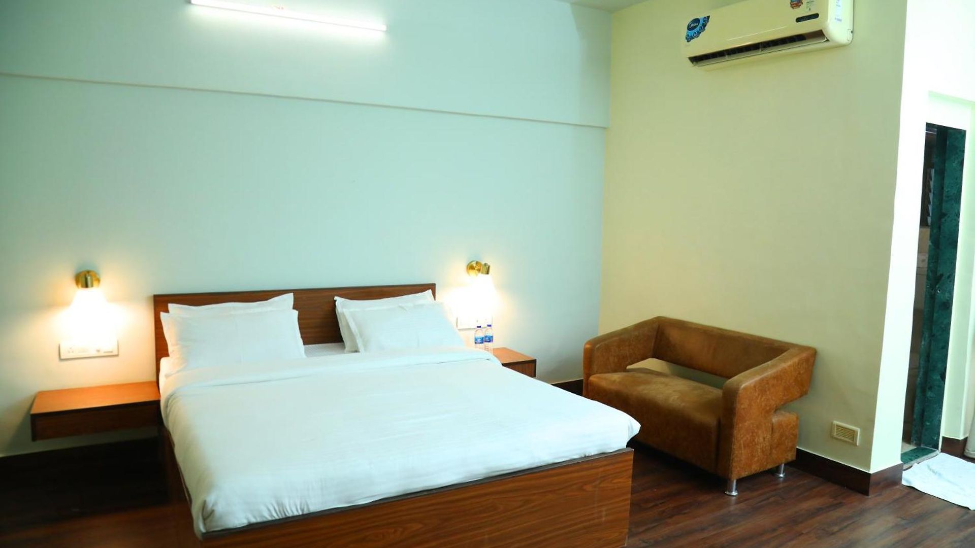 Country & By Turtle - Airport 4*