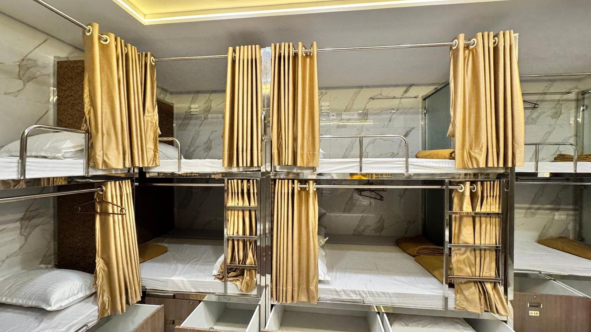 Elliott Hostel Mumbai