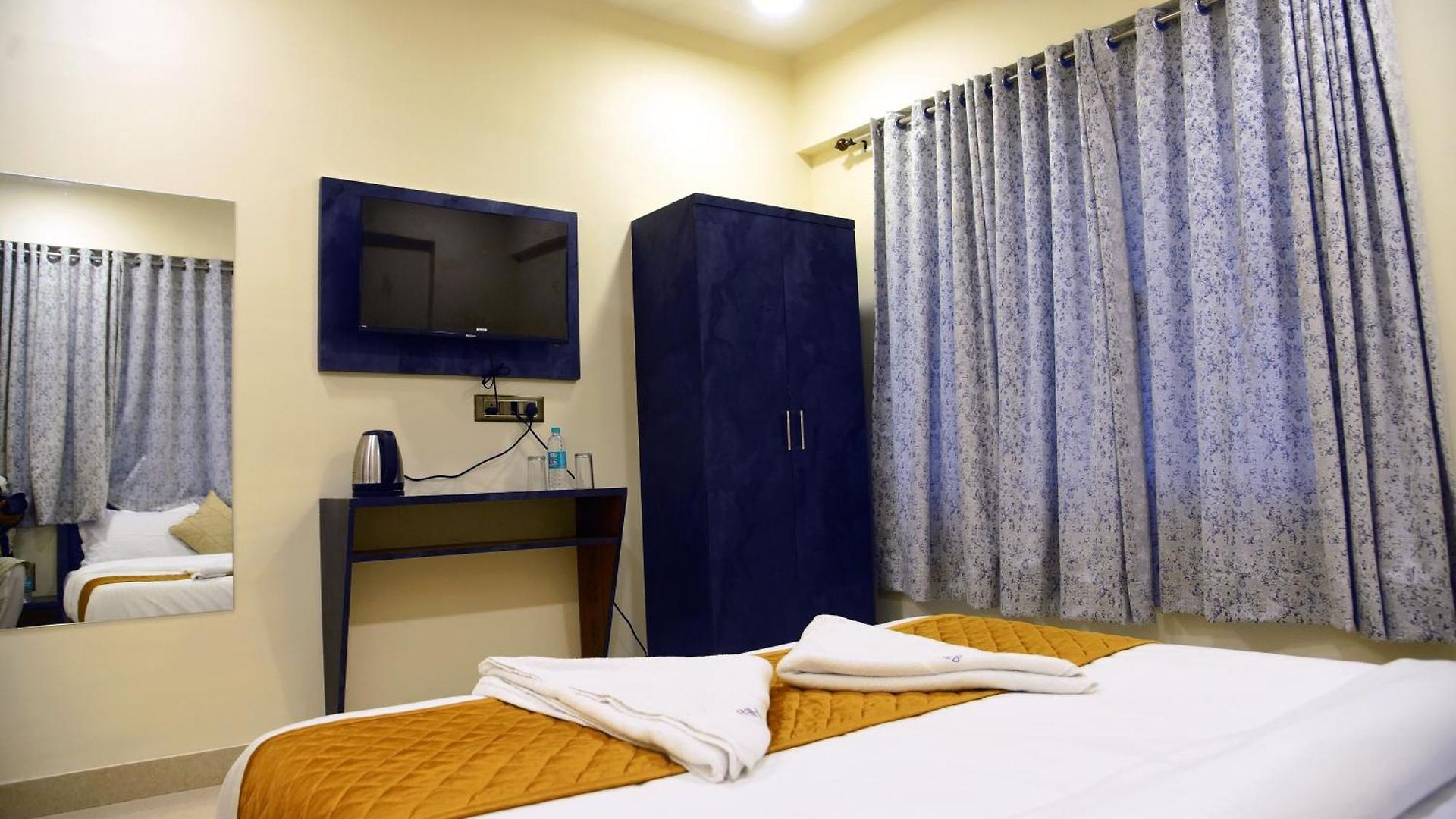 Hotel Smooth Checkin By Edition Blue