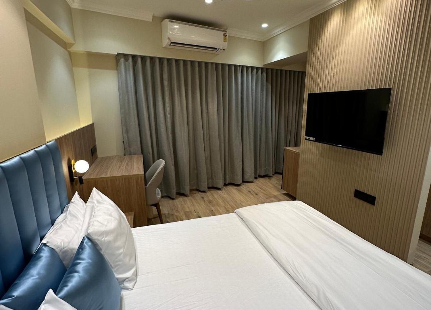 Rudraya Homes - Cozy Premium Serviced Khar - Next To Bandra Apartment