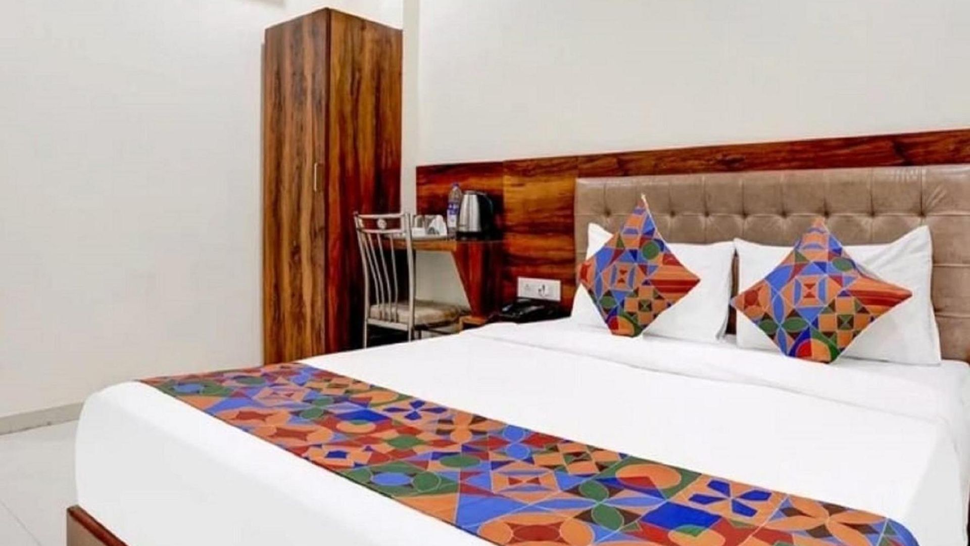 Apartment Golden Sands Near T2 International Airport Mumbai
