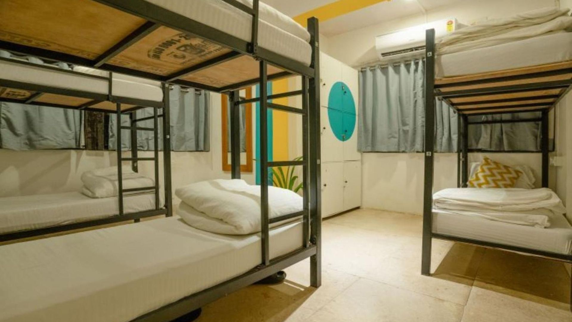 Locomo Hostel Express - Stay Work Eat * Mumbai