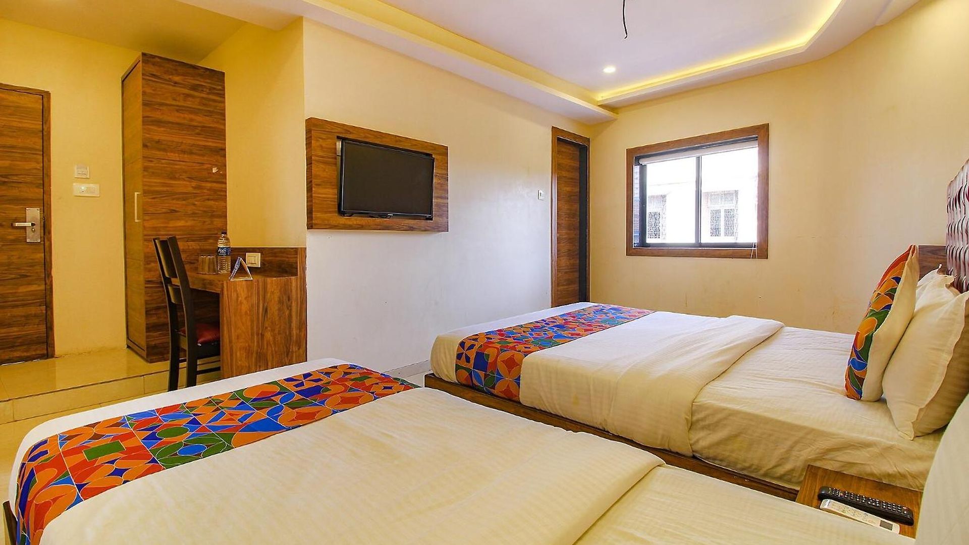 Fabhotel Peninsula - Nr Csmt Station Guest house