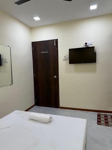 Hotel Marine Line Near Marine Drive & Cricket Stadium, South 2*