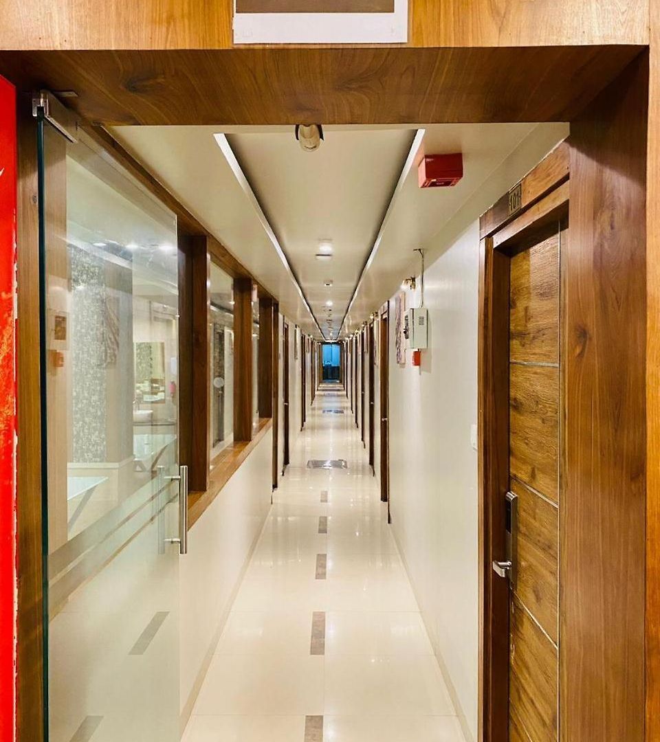 Hotel Amber Choice International Airport 3*
