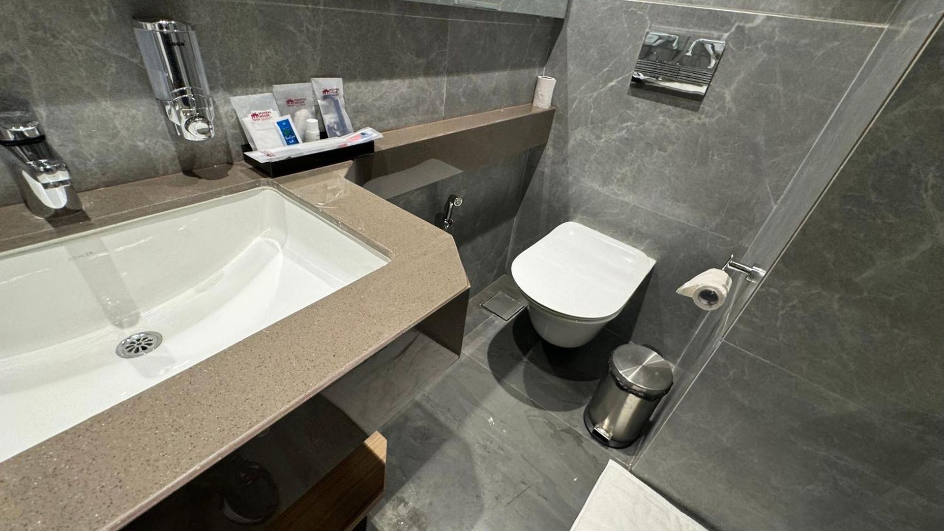 House Mindspace Malad 4*