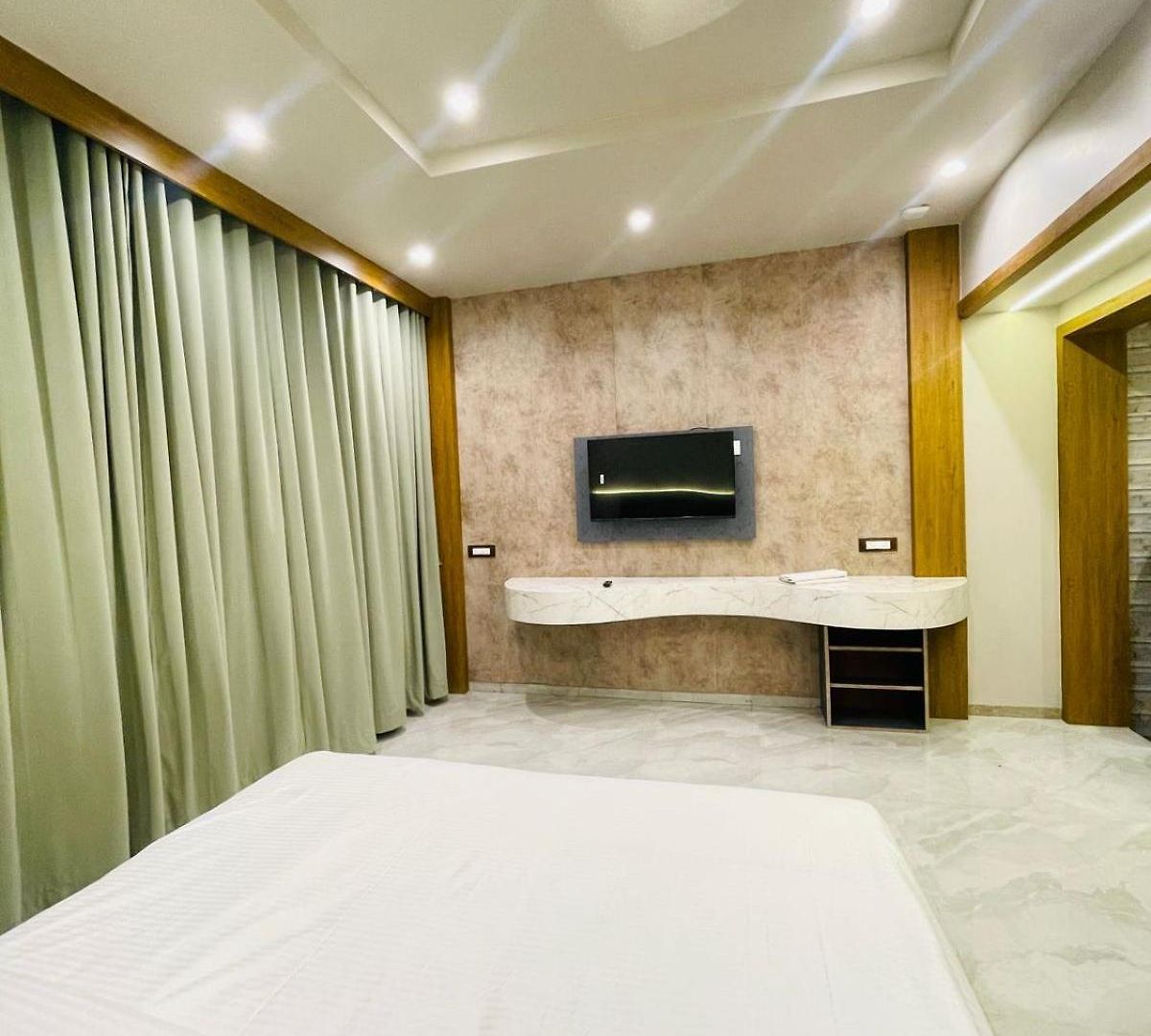 Hotel Amber Choice International Airport 3*
