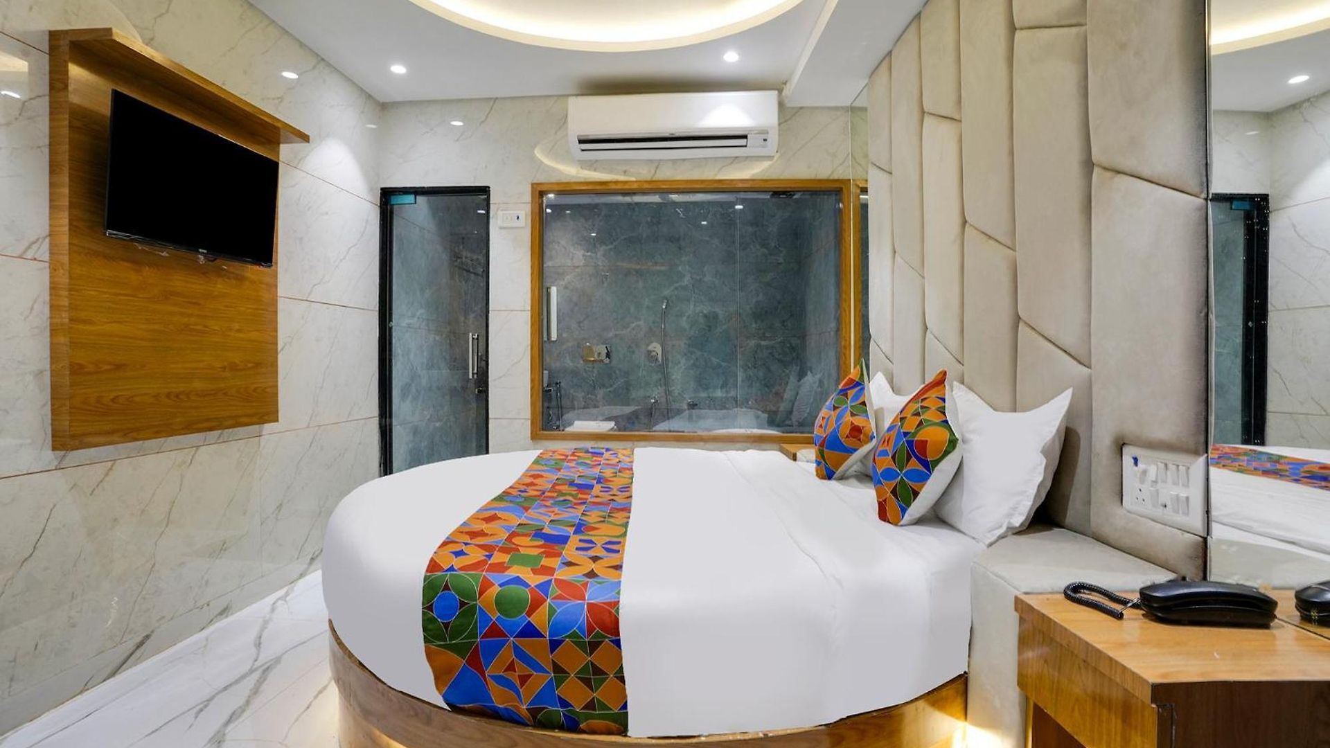 Hotel Via Rr Residency - Near Bkc