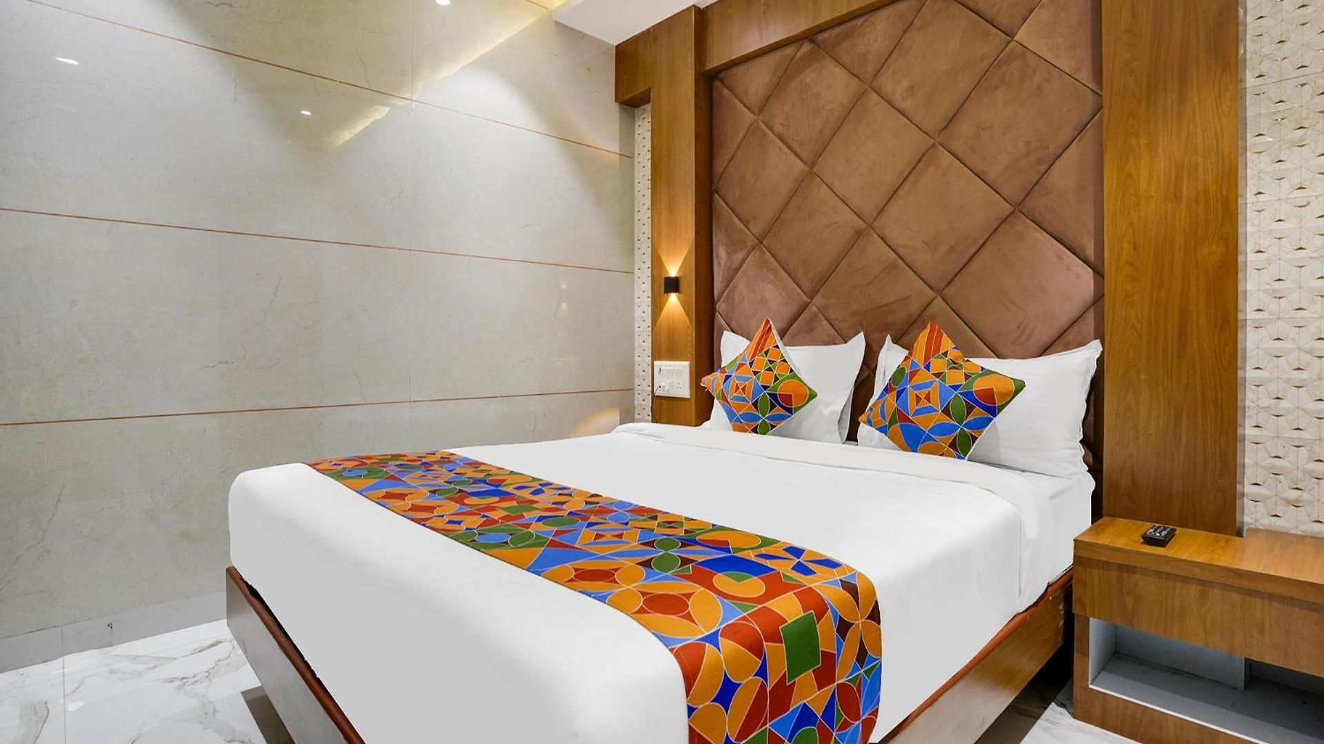 Hotel Via Rr Residency - Near Bkc