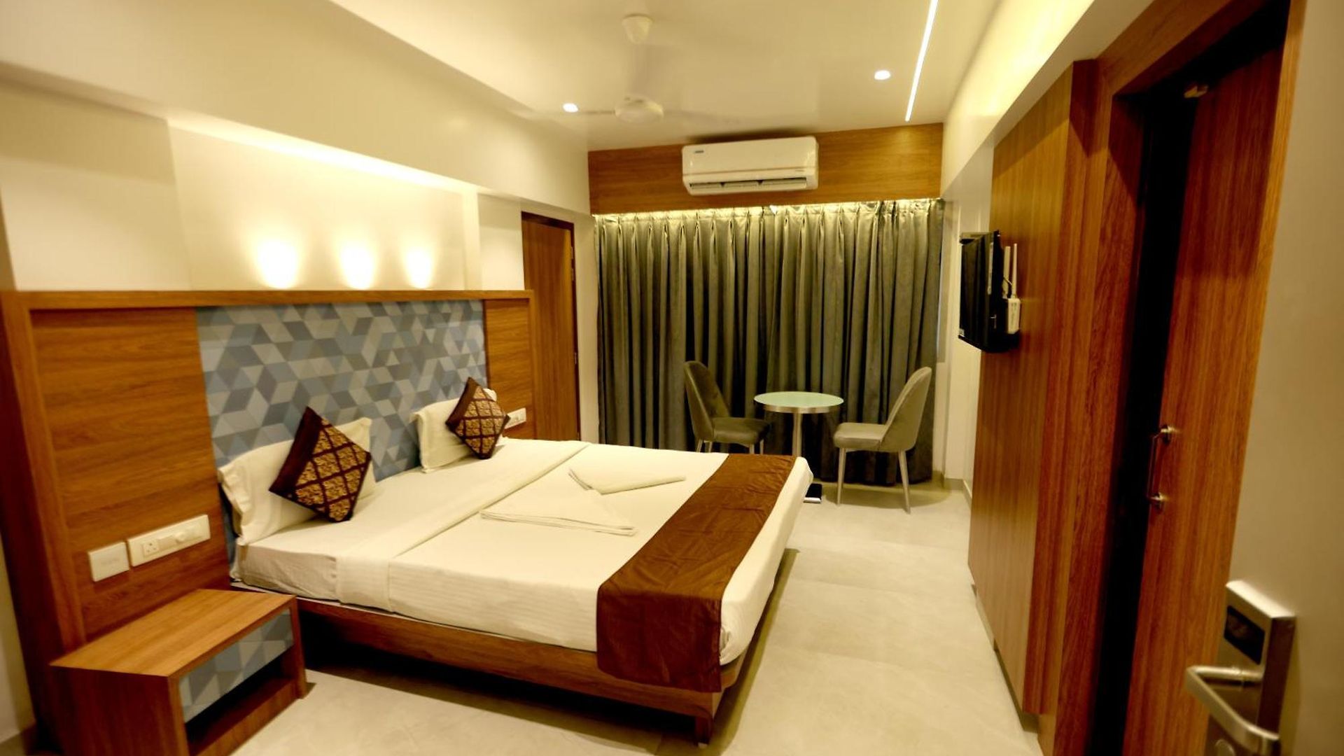 Hotel Host International Marol