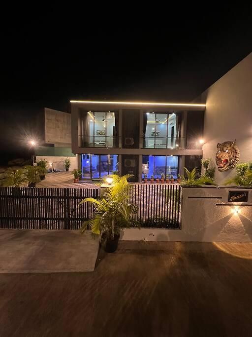 Stayhaven Starmount 4bhk & Pool * Mumbai