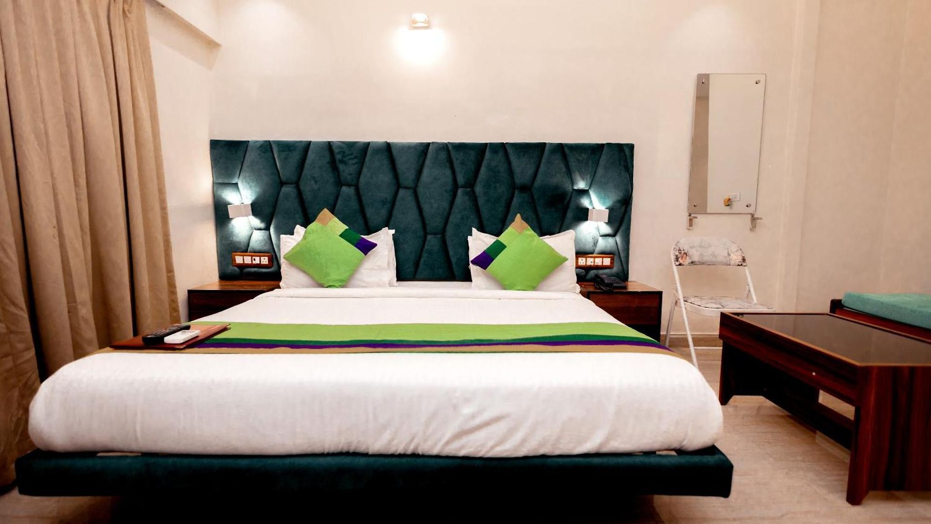 Hotel Golden Tulipz Mumbai