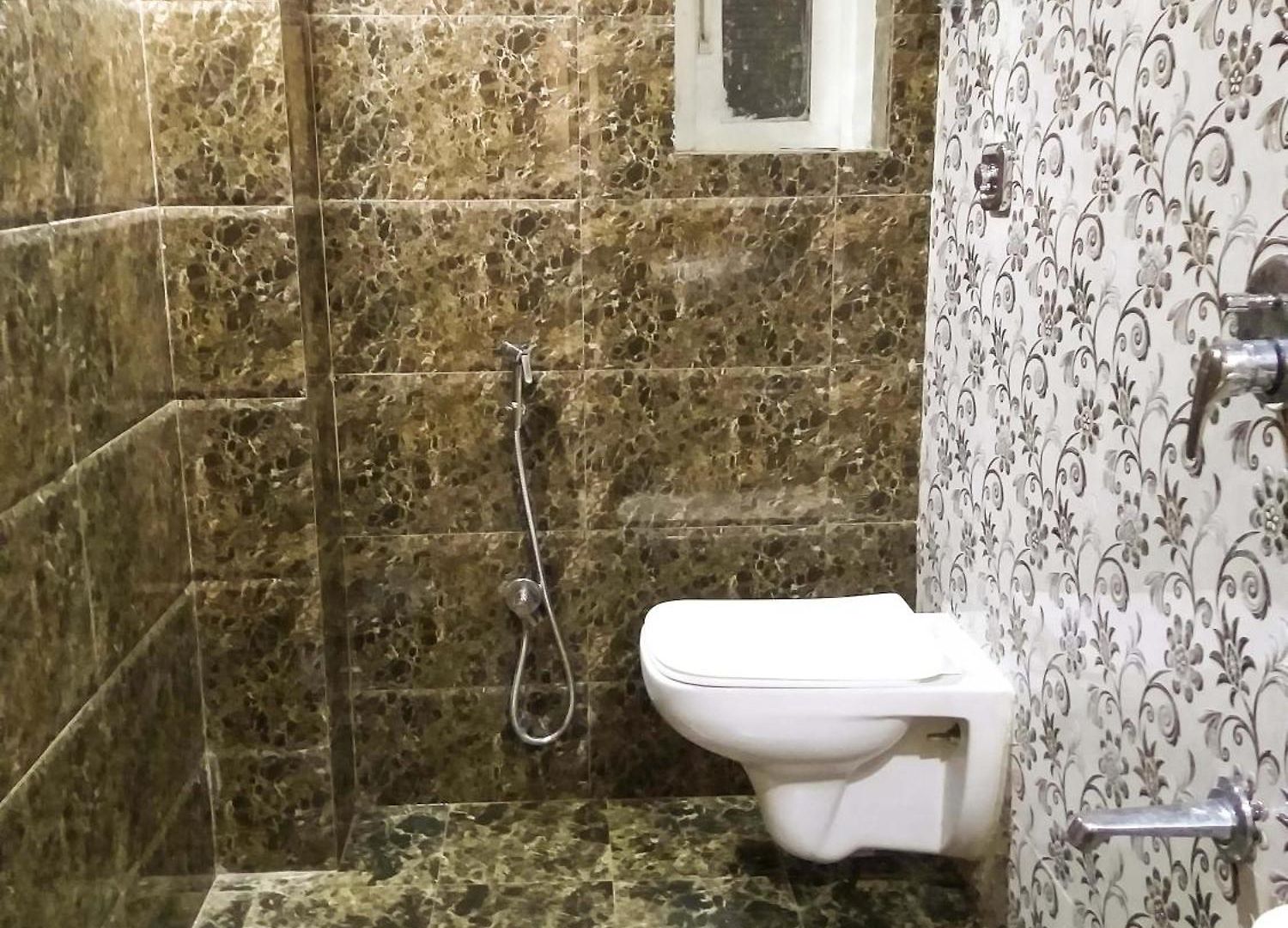 Rk Hotel-near Grant Road Railway Station Hotel