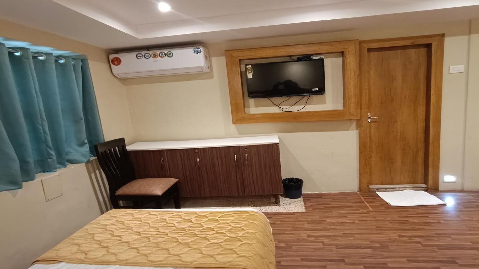 Rk Hotel-near Grant Road Railway Station