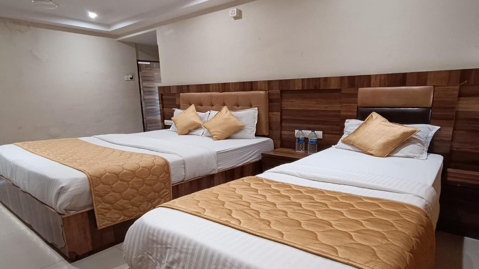 Rk Hotel-near Grant Road Railway Station Hotel 2*