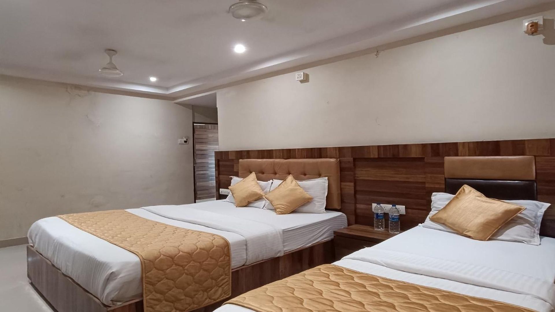Rk Hotel-near Grant Road Railway Station Hotel