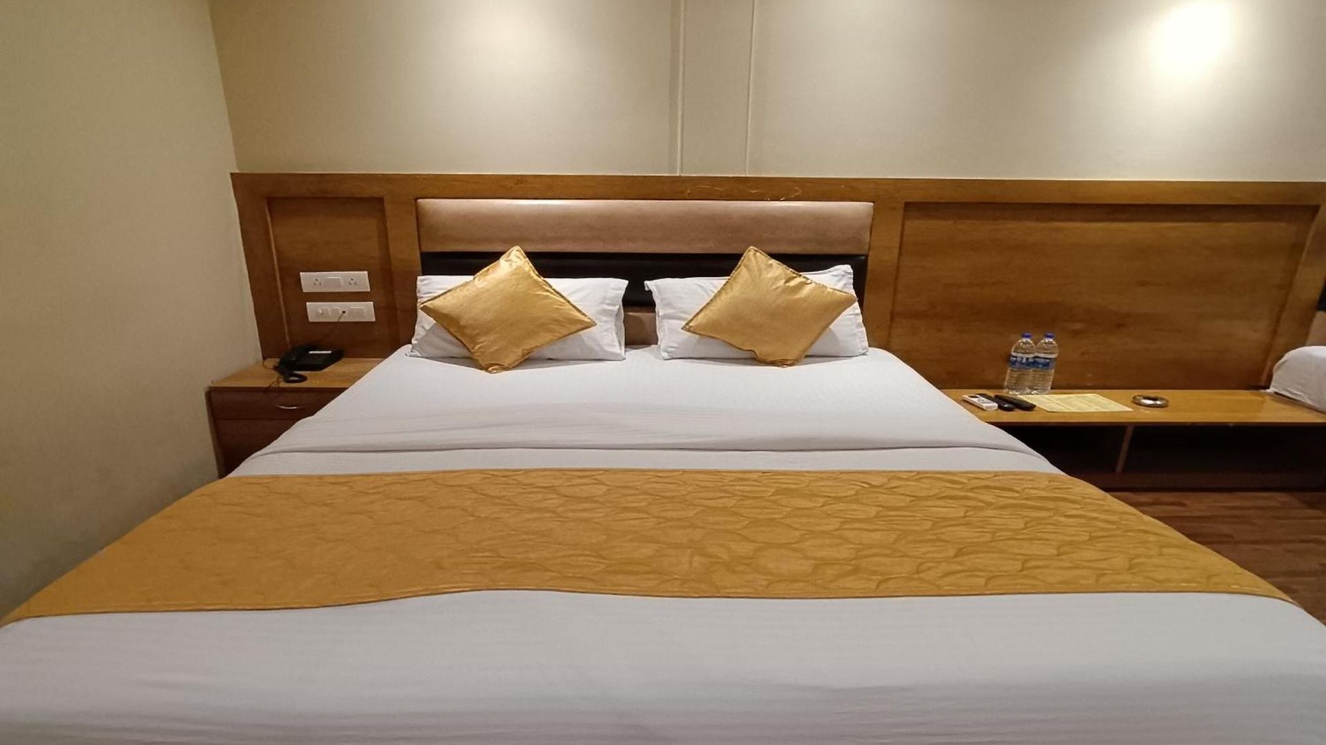 Rk Hotel-near Grant Road Railway Station