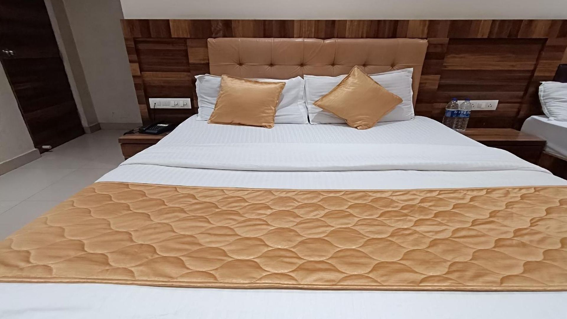 Hotel Rk Hotel-near Grant Road Railway Station