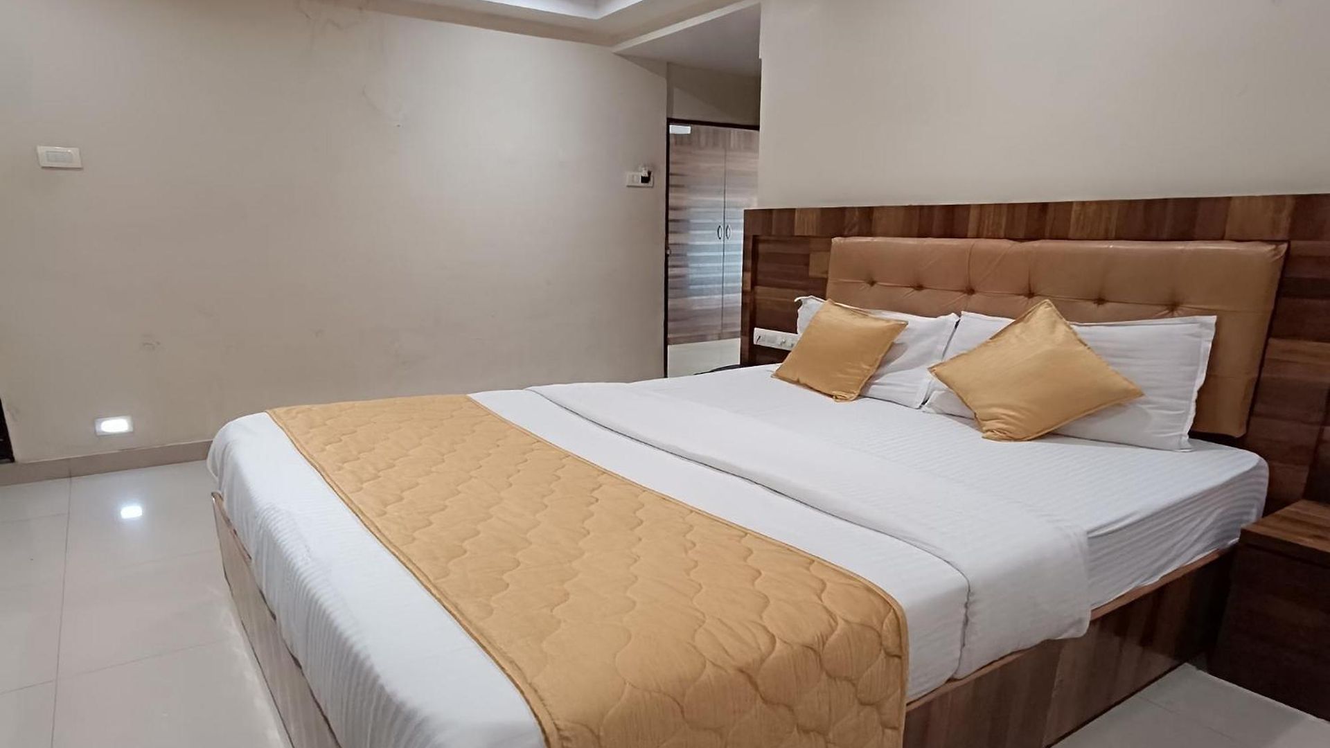 Hotel Rk Hotel-near Grant Road Railway Station