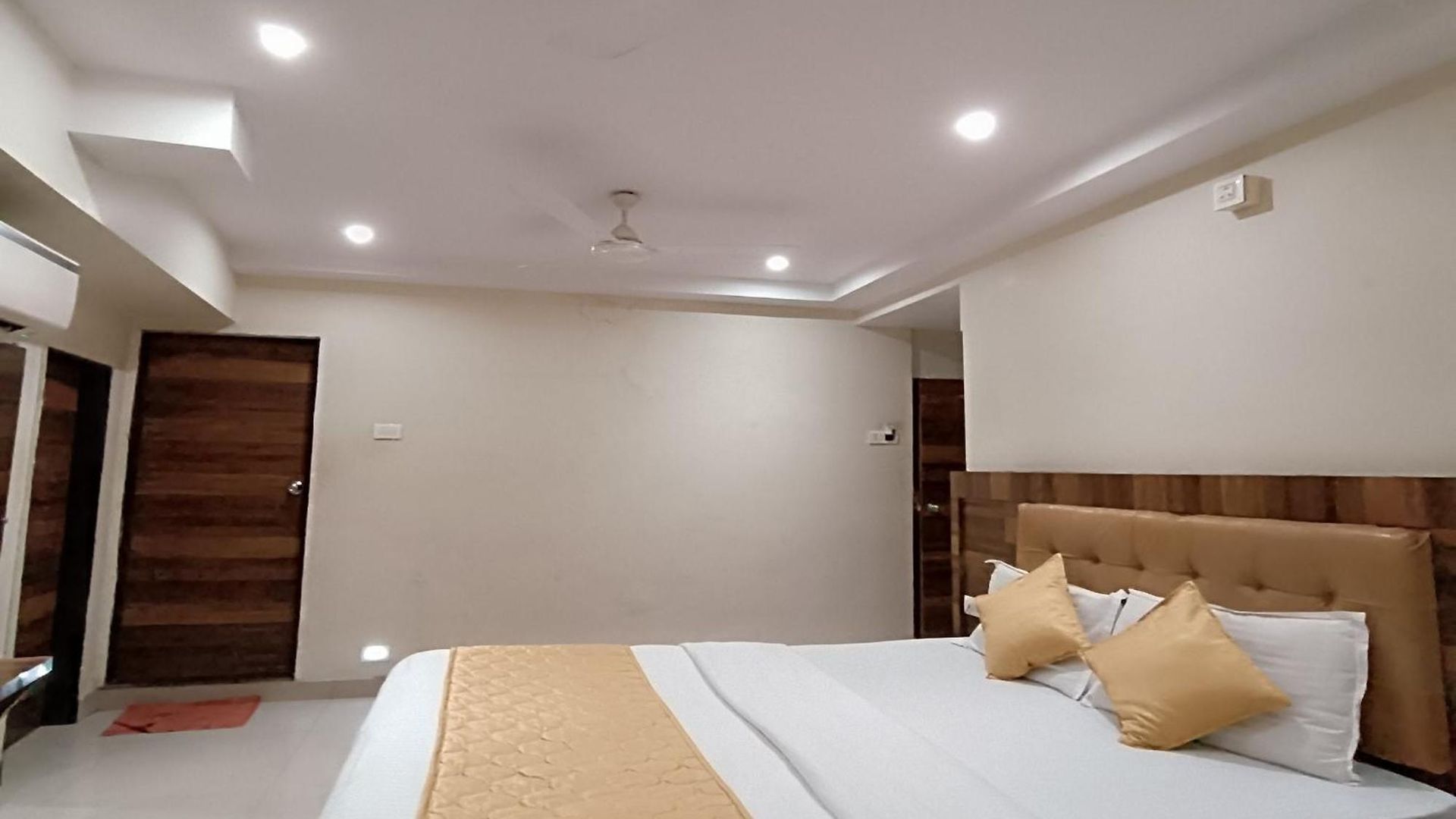 Rk Hotel-near Grant Road Railway Station Hotel