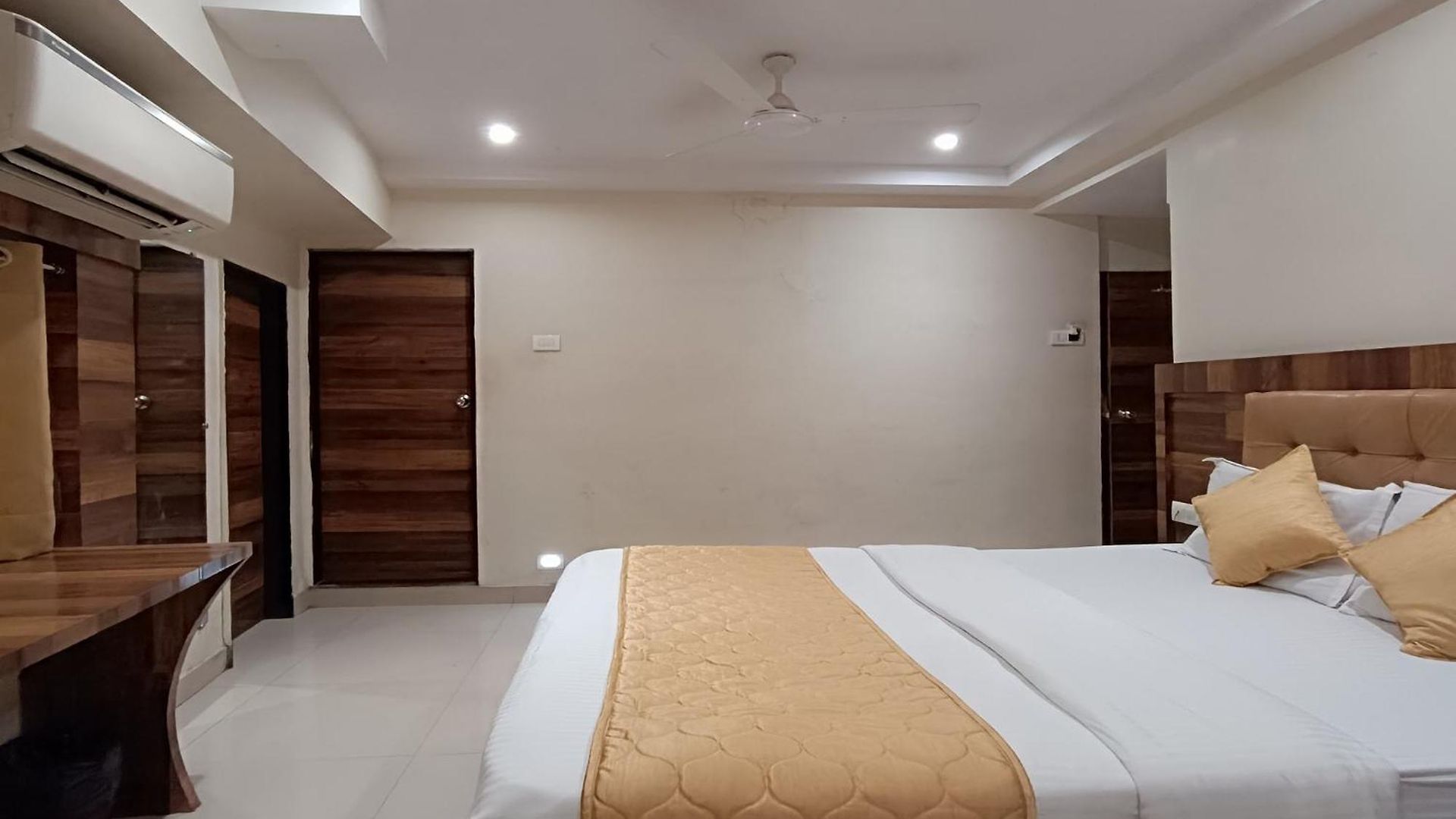 Hotel Rk Hotel-near Grant Road Railway Station