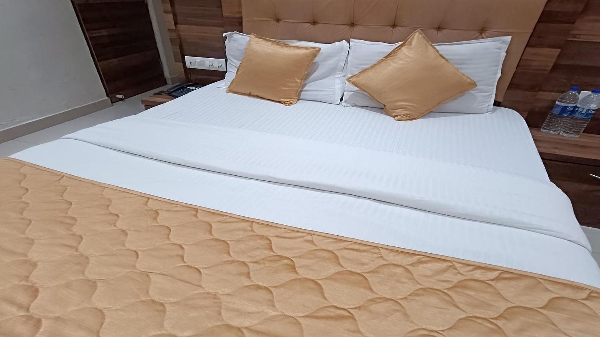 Rk Hotel-near Grant Road Railway Station Hotel 2*