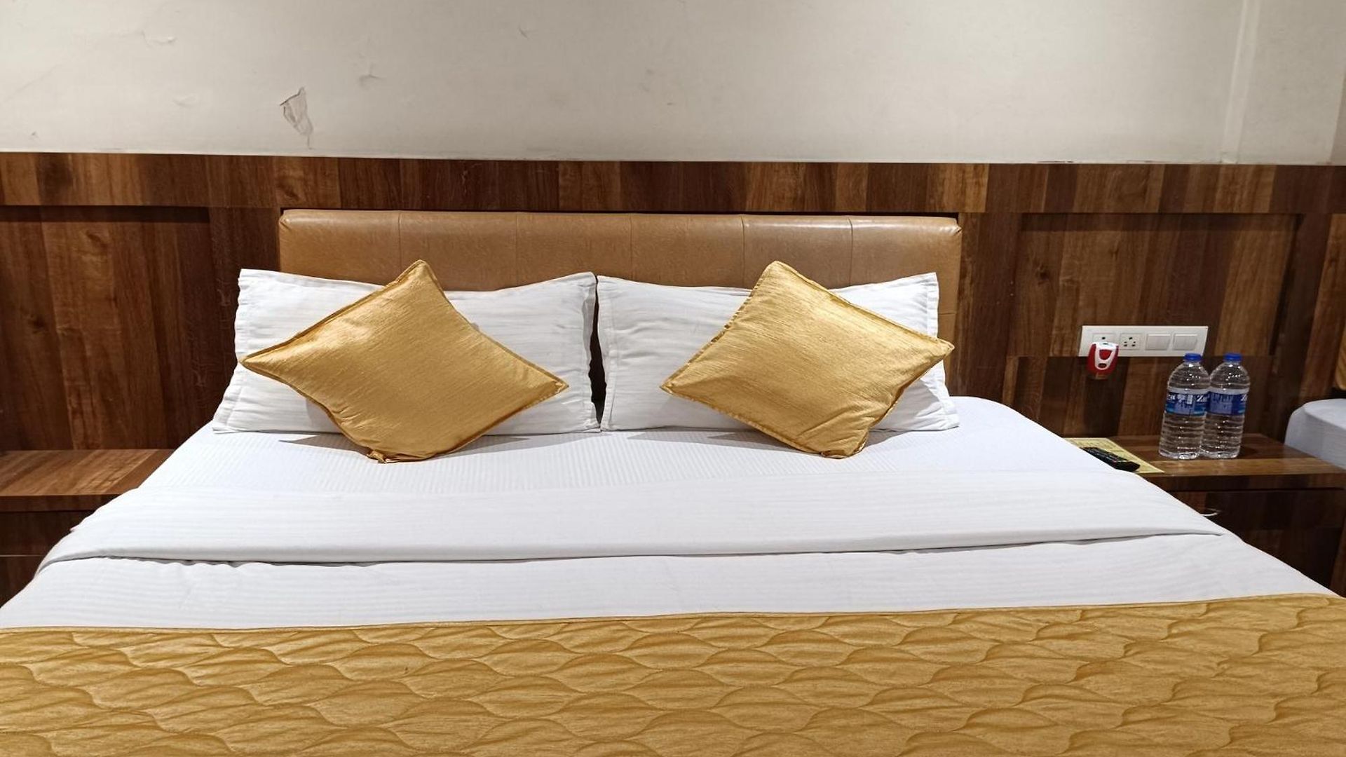 Rk Hotel-near Grant Road Railway Station