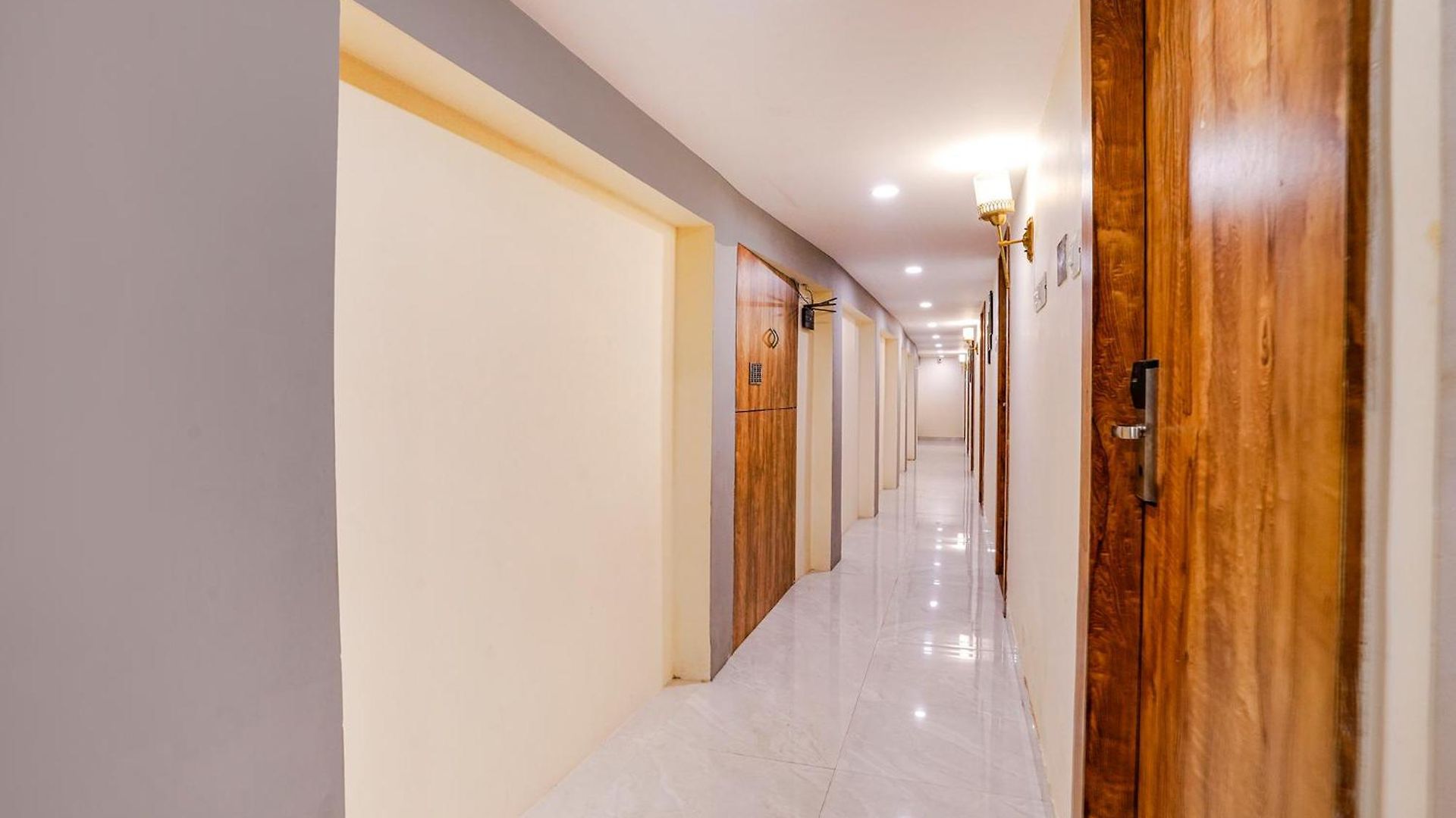 Fabhotel Grand Prime - Nr Nesco Exhibition Centre