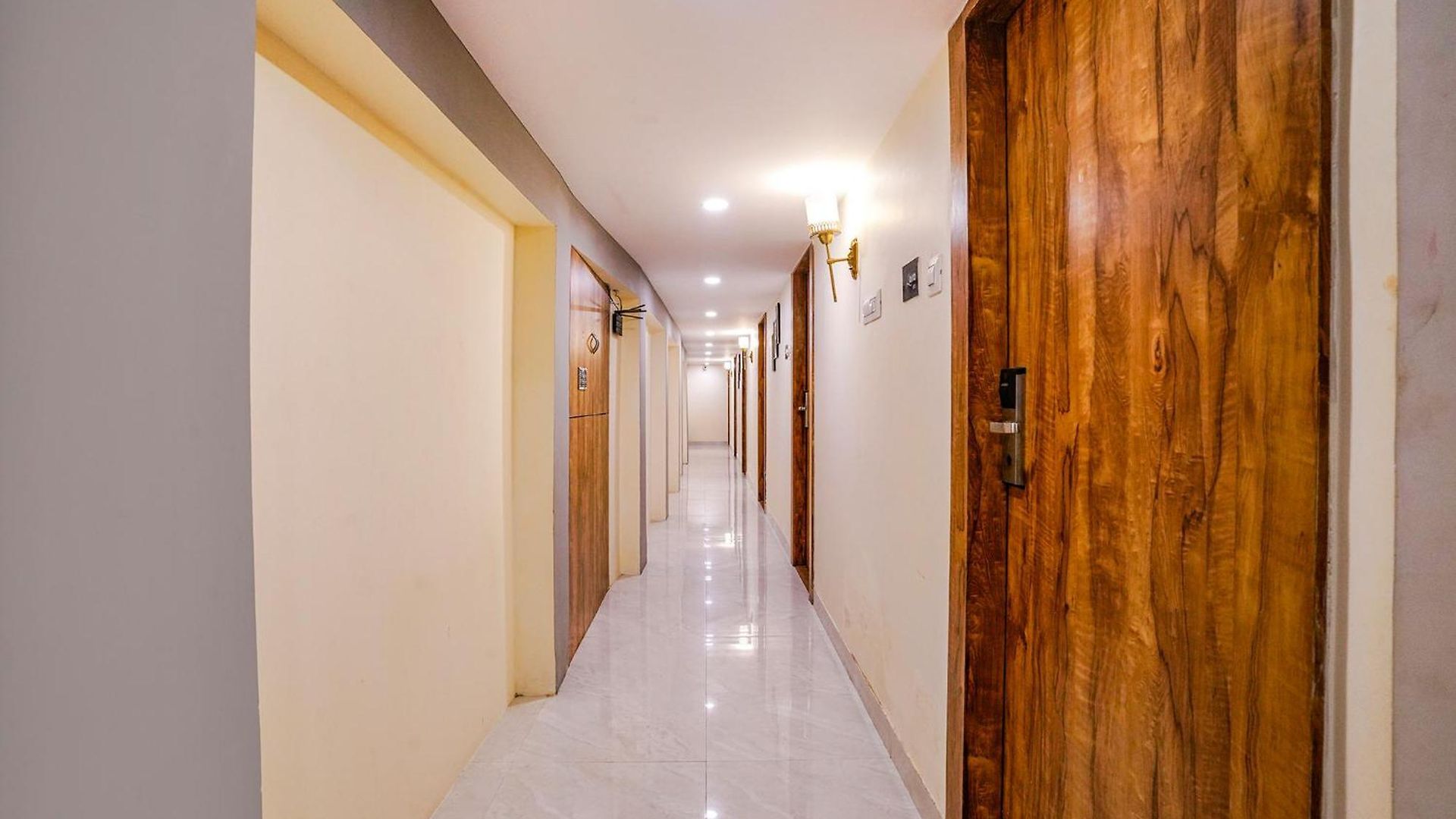 Fabhotel Grand Prime - Nr Nesco Exhibition Centre Hotel 3*
