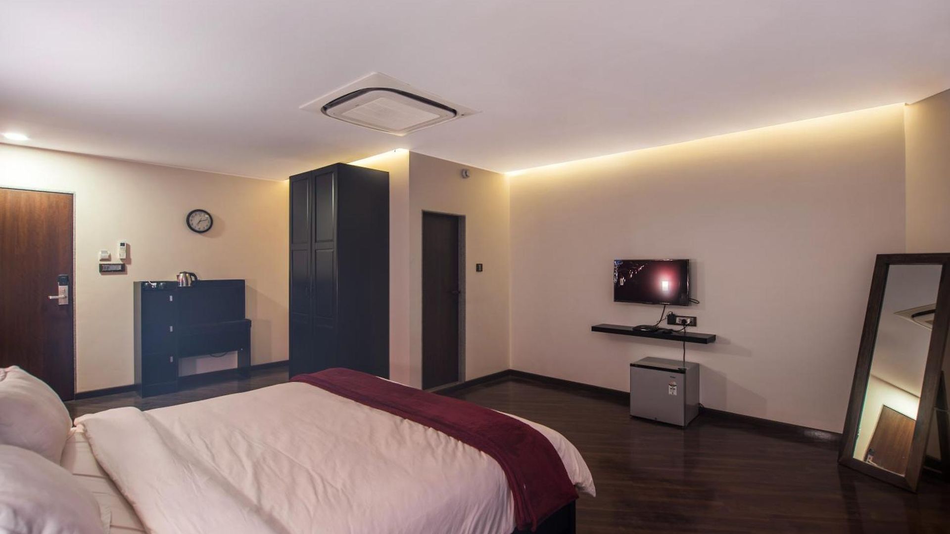 Bed & Breakfast The V Sadan 4*
